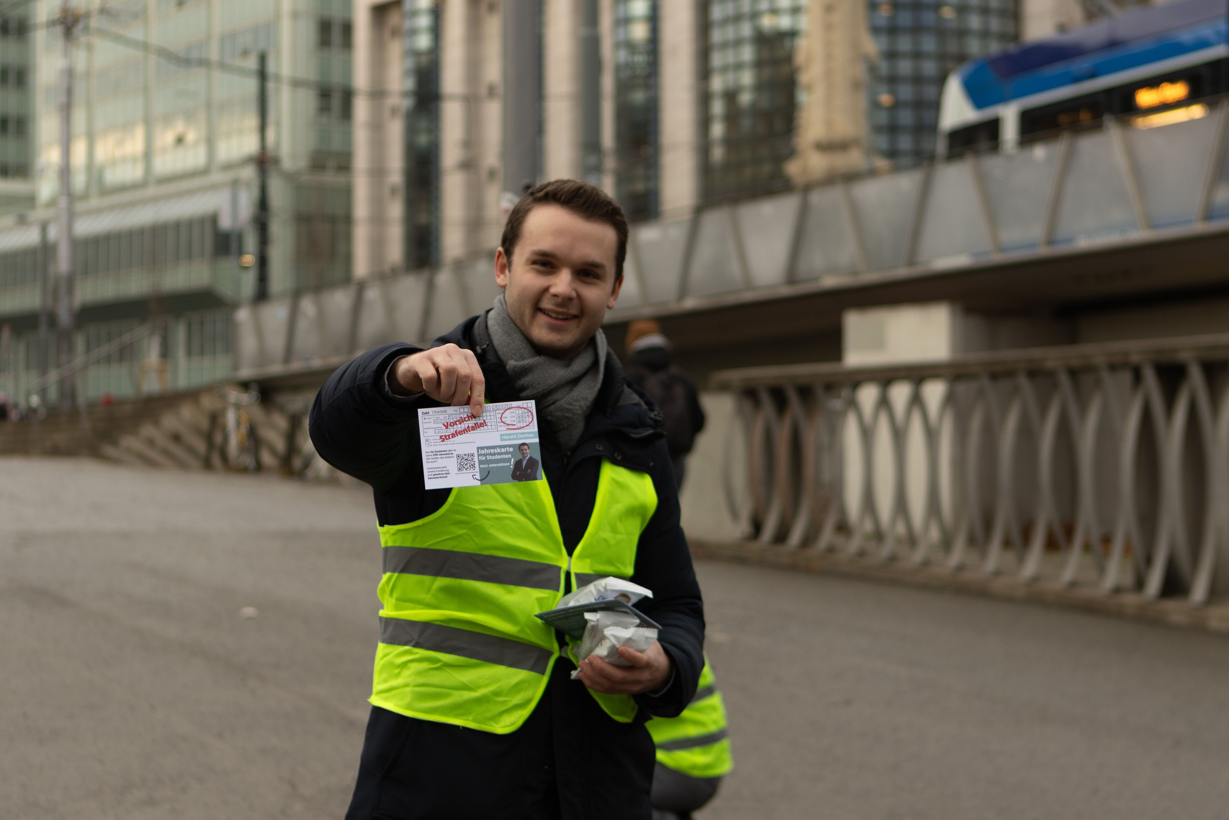 JVP-Landesobmann Harald Zierfuß bei der Semesterticket-Aktion bei der TU Wien