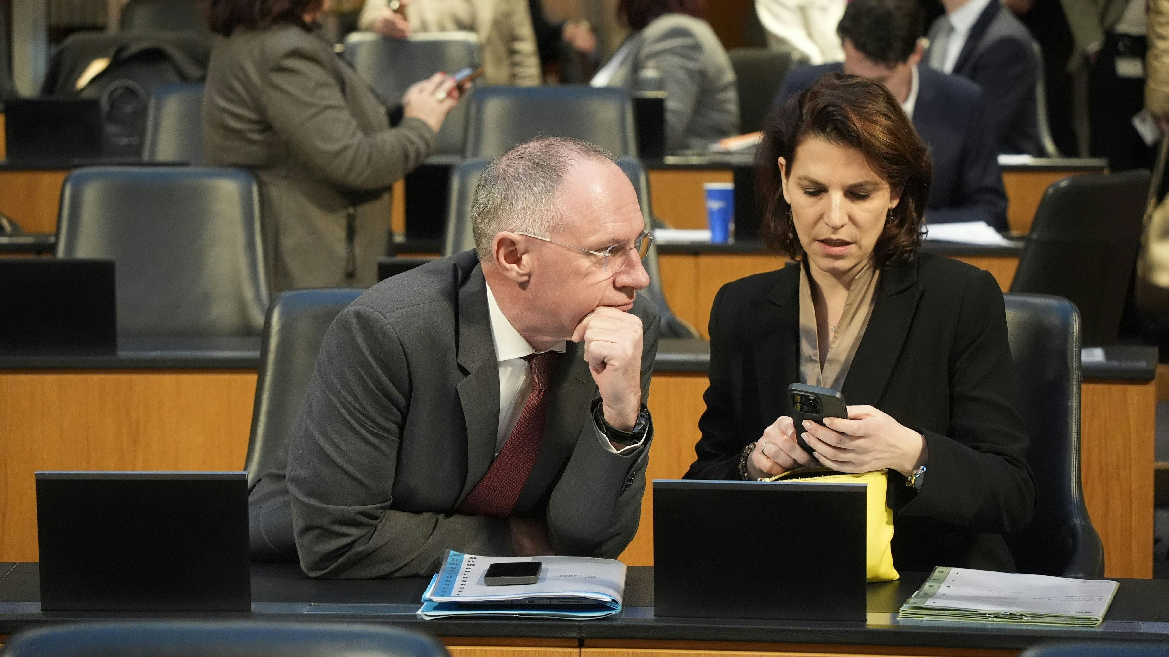 Jetzt muss ich der Plakolm Claudia schreiben, die wollte schon längst da sein. Und ich dachte, das wird ein Date