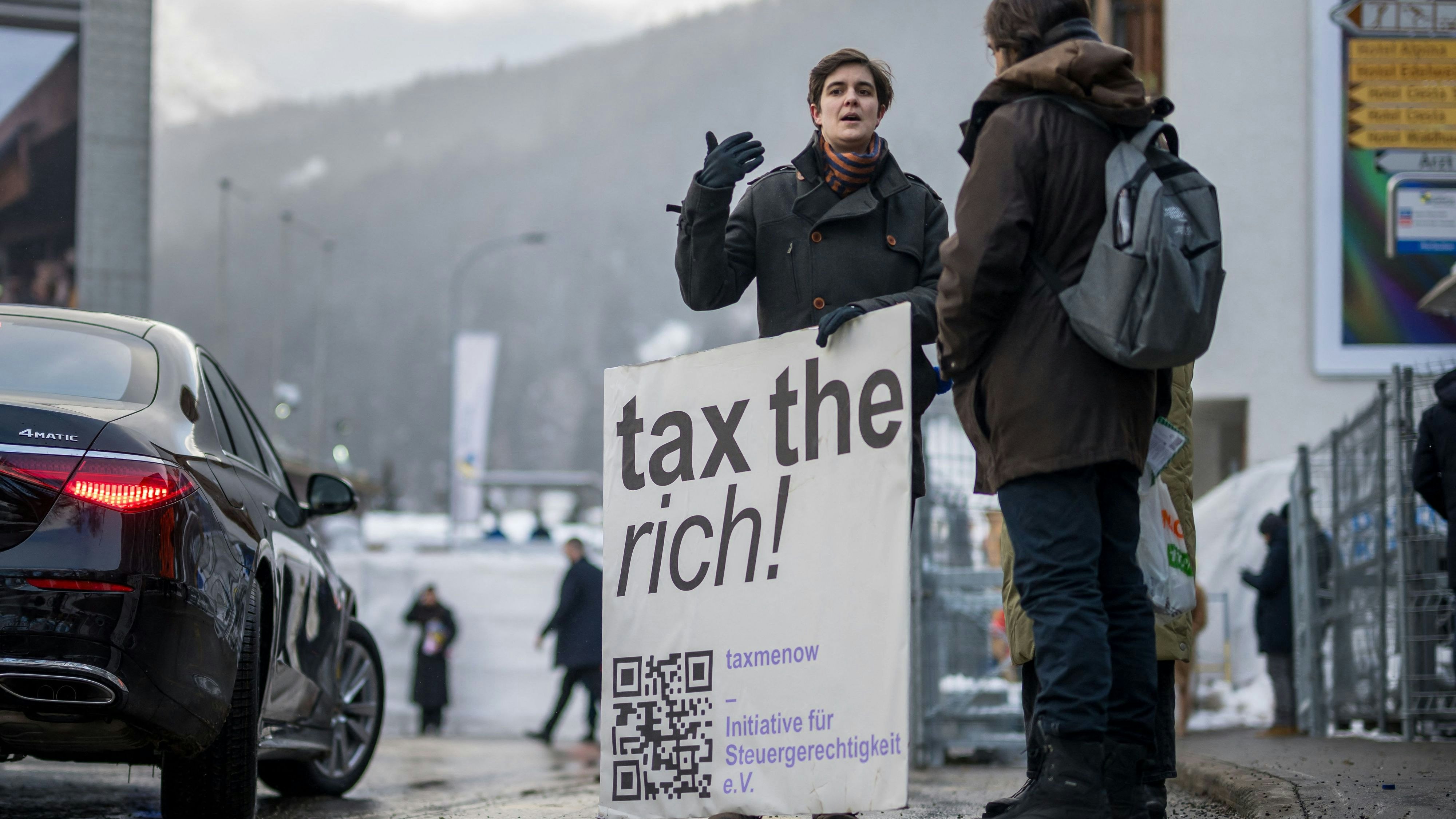 Download von www.picturedesk.com am 24.01.2025 (17:54).  Austrian Marlene Engelhorn, who inherited from her family who owns the Germany's chemical giant BASF, poses with a placard reading "Tax the rich!" at the entrance of the Congress center on the opening of the annual meeting of the World Economic Forum (WEF) in Davos, on January 15, 2024. (Photo by Fabrice COFFRINI / AFP) - 20240115_PD7681 - Rechteinfo: Rights Managed (RM) Nur für redaktionelle Nutzung! Werbliche Nutzung erfordert Freigabe: bitte schicken Sie uns eine Anfrage.