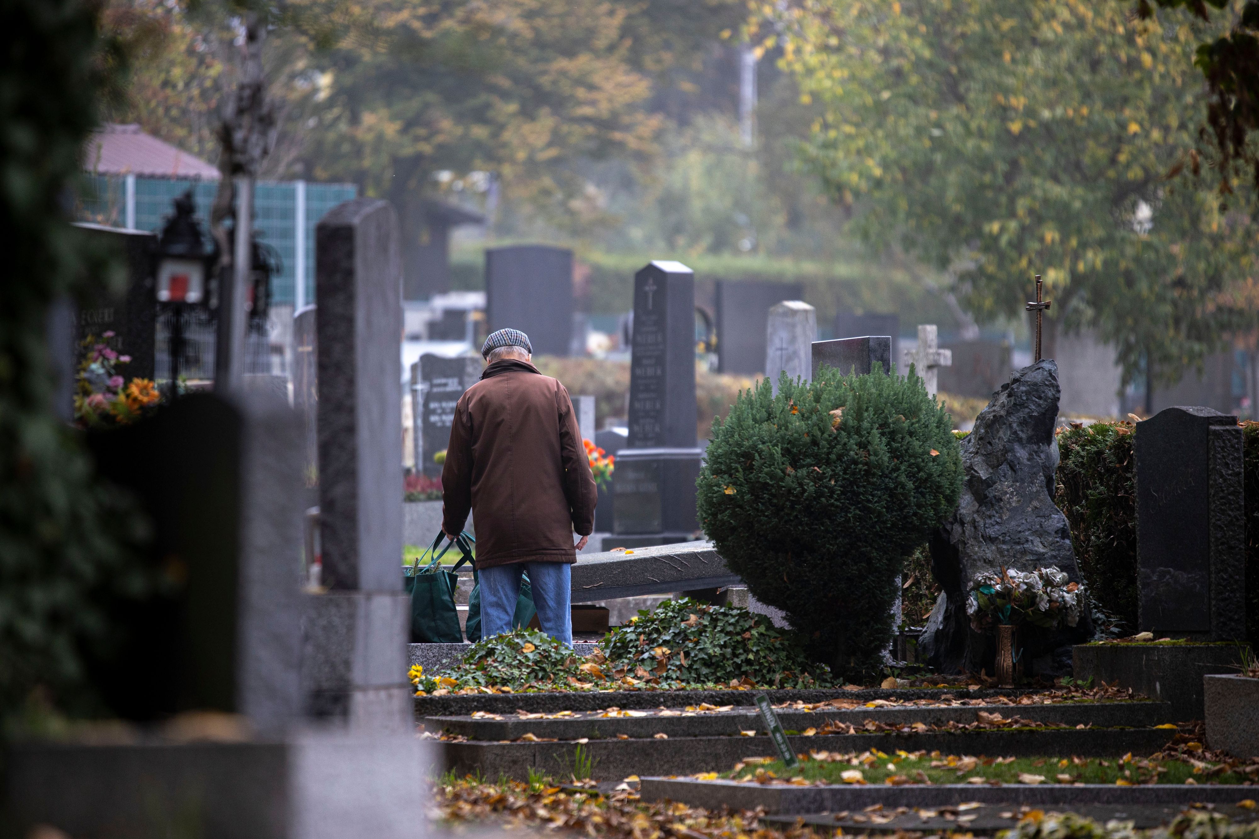 Ein Mann zwischen Gräbern am Friedhof Hernals in Wien, Archivbild.
