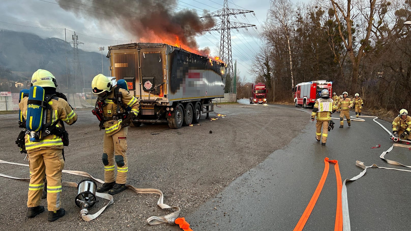 Beim Fußballplatz in Jenbach wurde am Donnerstag gegen 16:33 Uhr ein Lkw-Brand gemeldet. Die Feuerwehr rückte sofort aus, um das Feuer zu löschen.