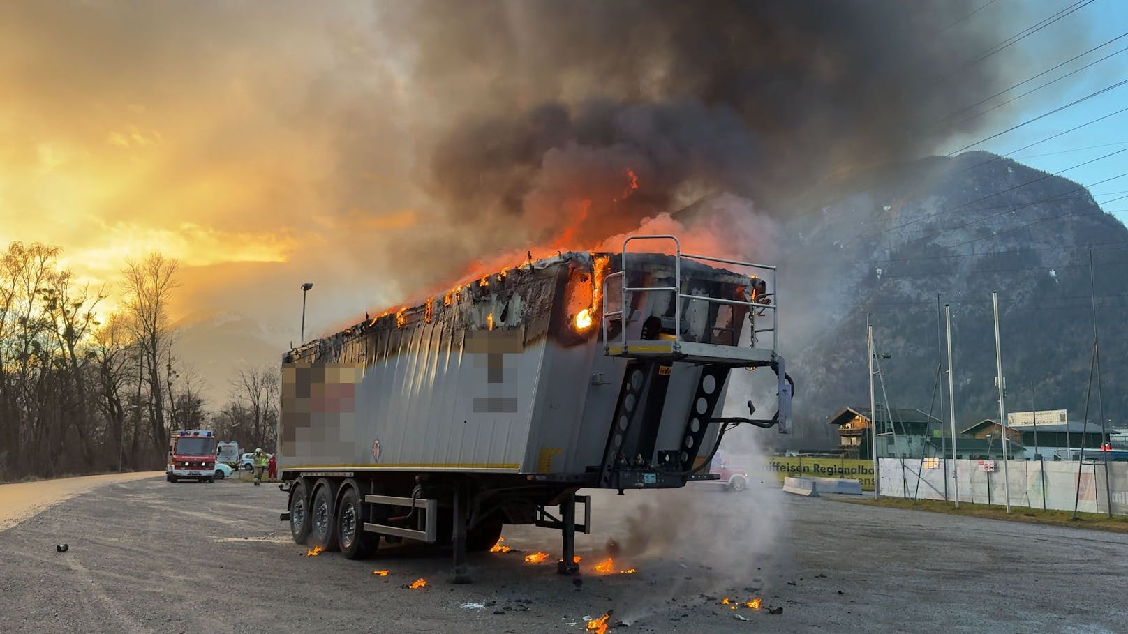 Riesige Rauchsäule! Lkw-Anhänger steht in Flammen