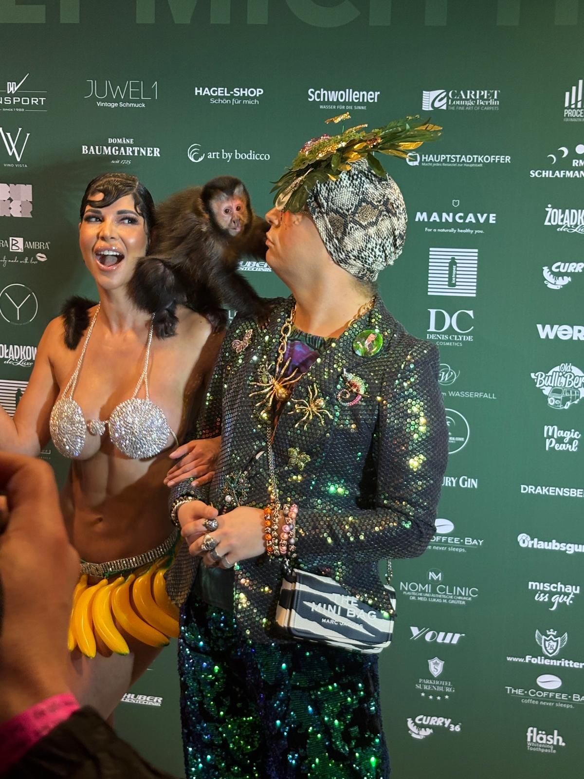 Micaela nahm einen Affen mit.