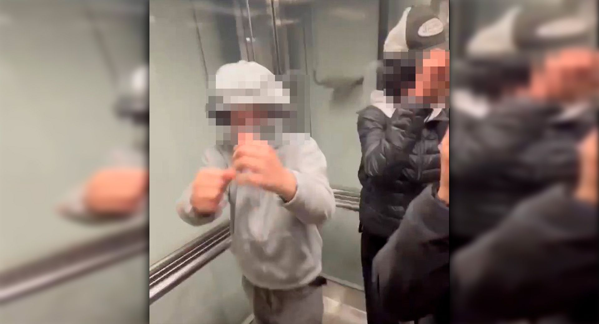 Zuerst beschimpften die Jugendliche die Frau, dann folgten Tritte und Schläge.