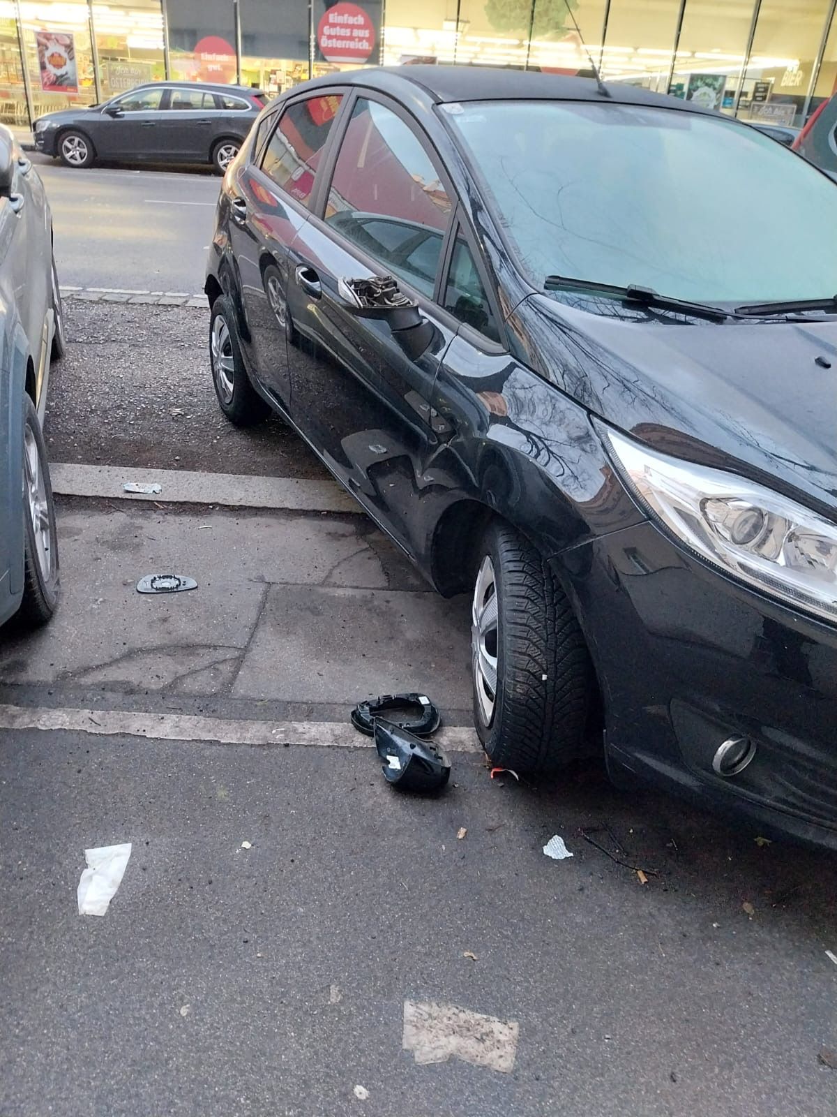 Bei einigen Autos wurden die Seitenspiegel zerstört.