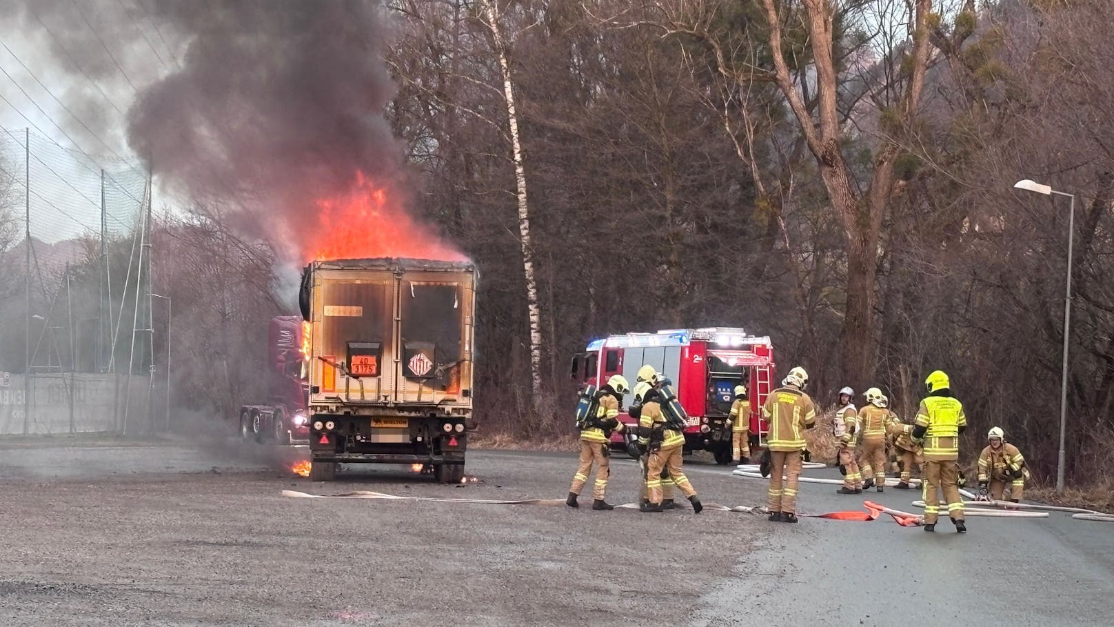 Beim Fußballplatz in Jenbach wurde am Donnerstag gegen 16:33 Uhr ein Lkw-Brand gemeldet. Die Feuerwehr rückte sofort aus, um das Feuer zu löschen.