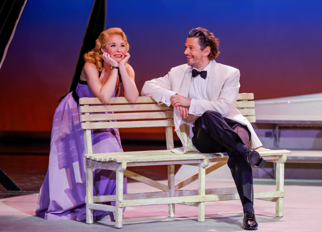 Missy May als Nellie, Gezim Berisha spielt den Emile.