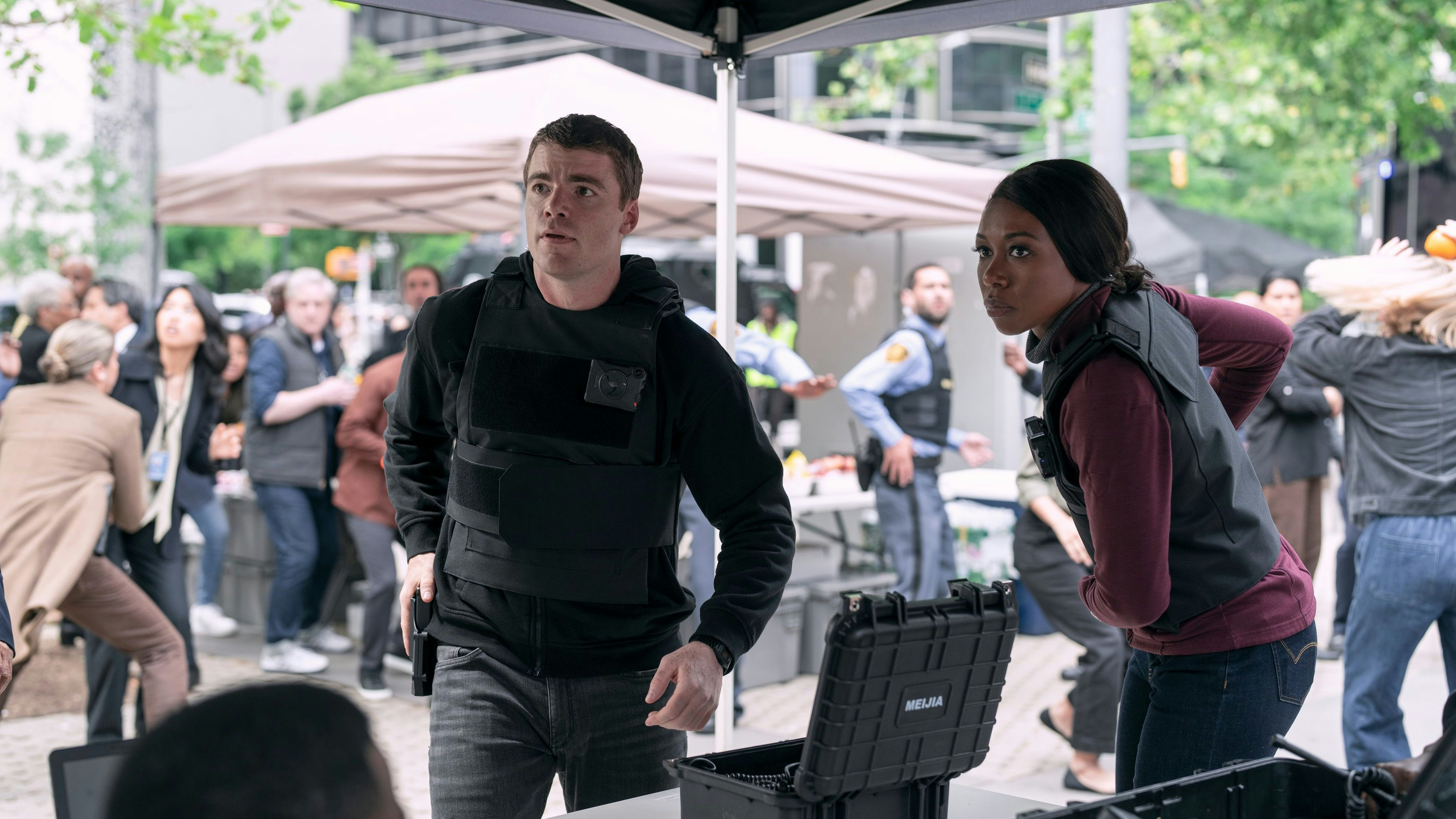 "Night Agent" Peter Sutherland (Gabriel Basso) und seine Chefin beim FBI (Amanda Warren) werden in eine Intrige verstrickt