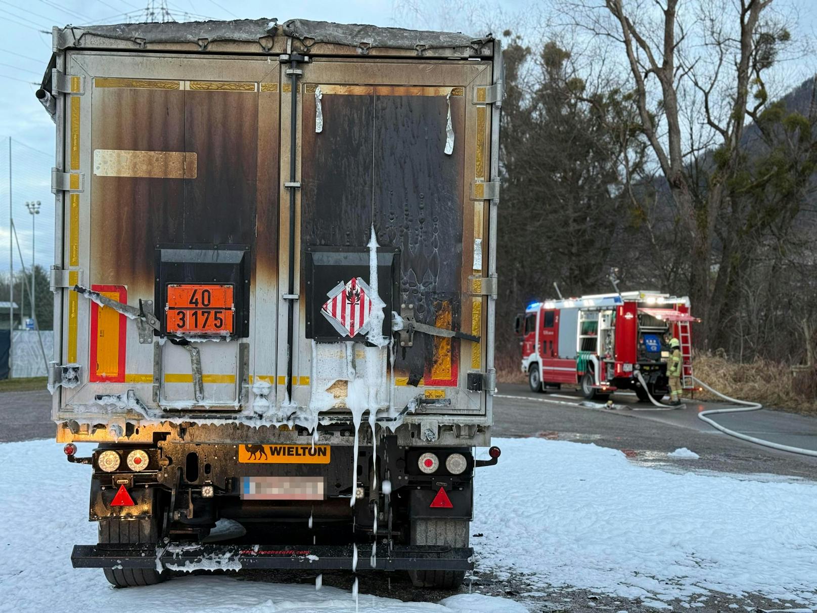 Beim Fußballplatz in Jenbach wurde am Donnerstag gegen 16:33 Uhr ein Lkw-Brand gemeldet. Die Feuerwehr rückte sofort aus, um das Feuer zu löschen.