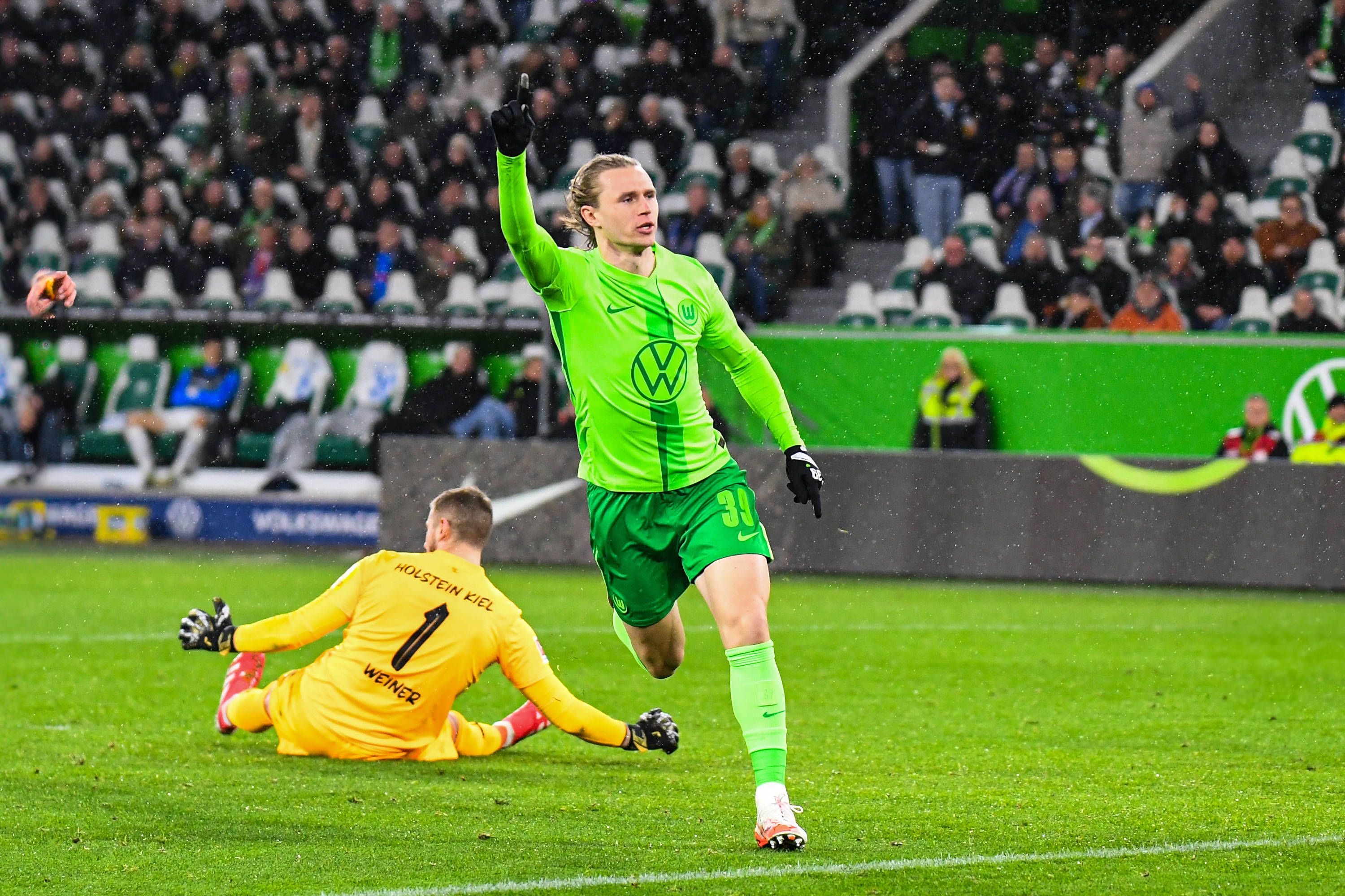 Patrick Wimmer jubelt über das 1:1.