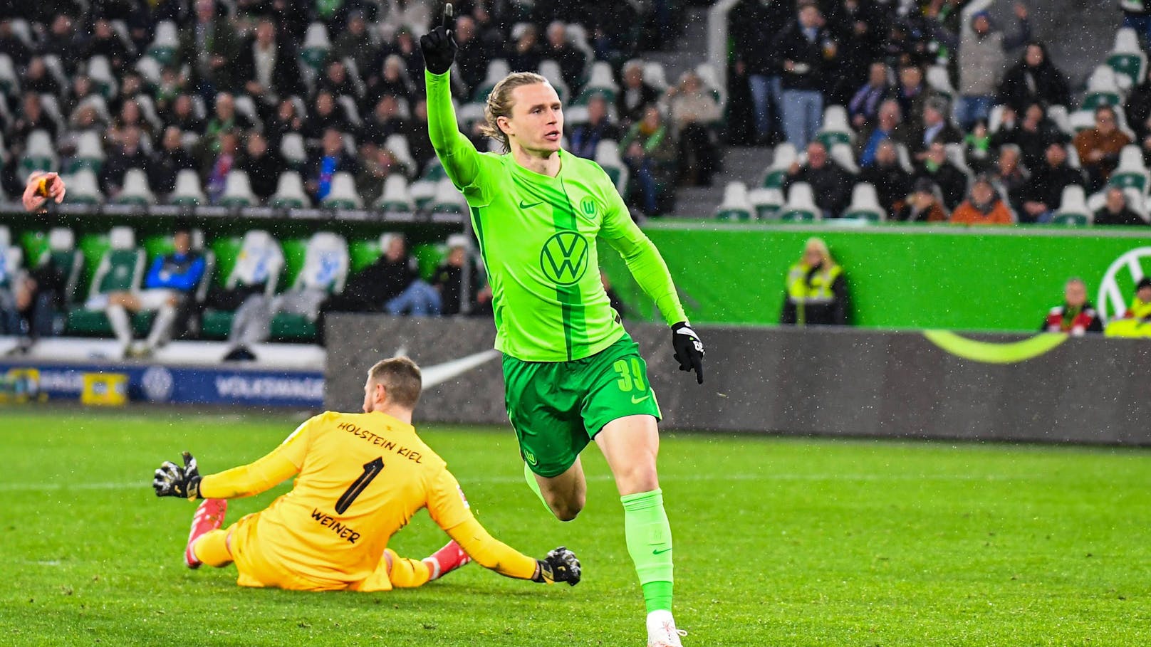 Patrick Wimmer jubelt über das 1:1.