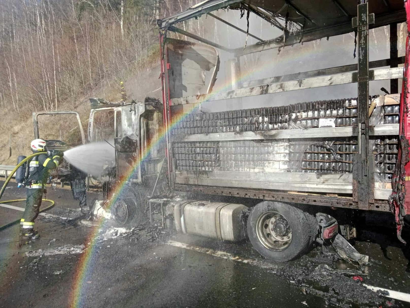 Der LKW brannte vollständig ab. 