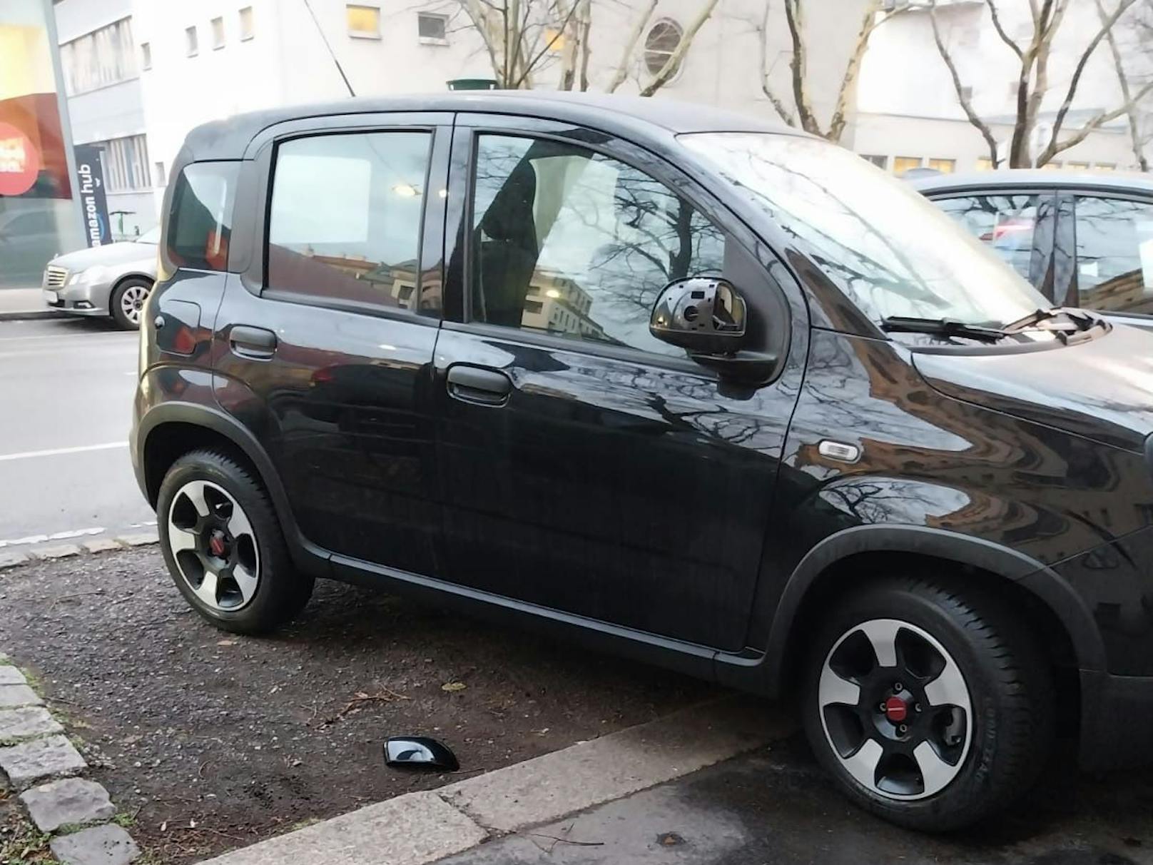 Die Seitenspiegel lagen teilweise neben den Autos auf dem Boden.