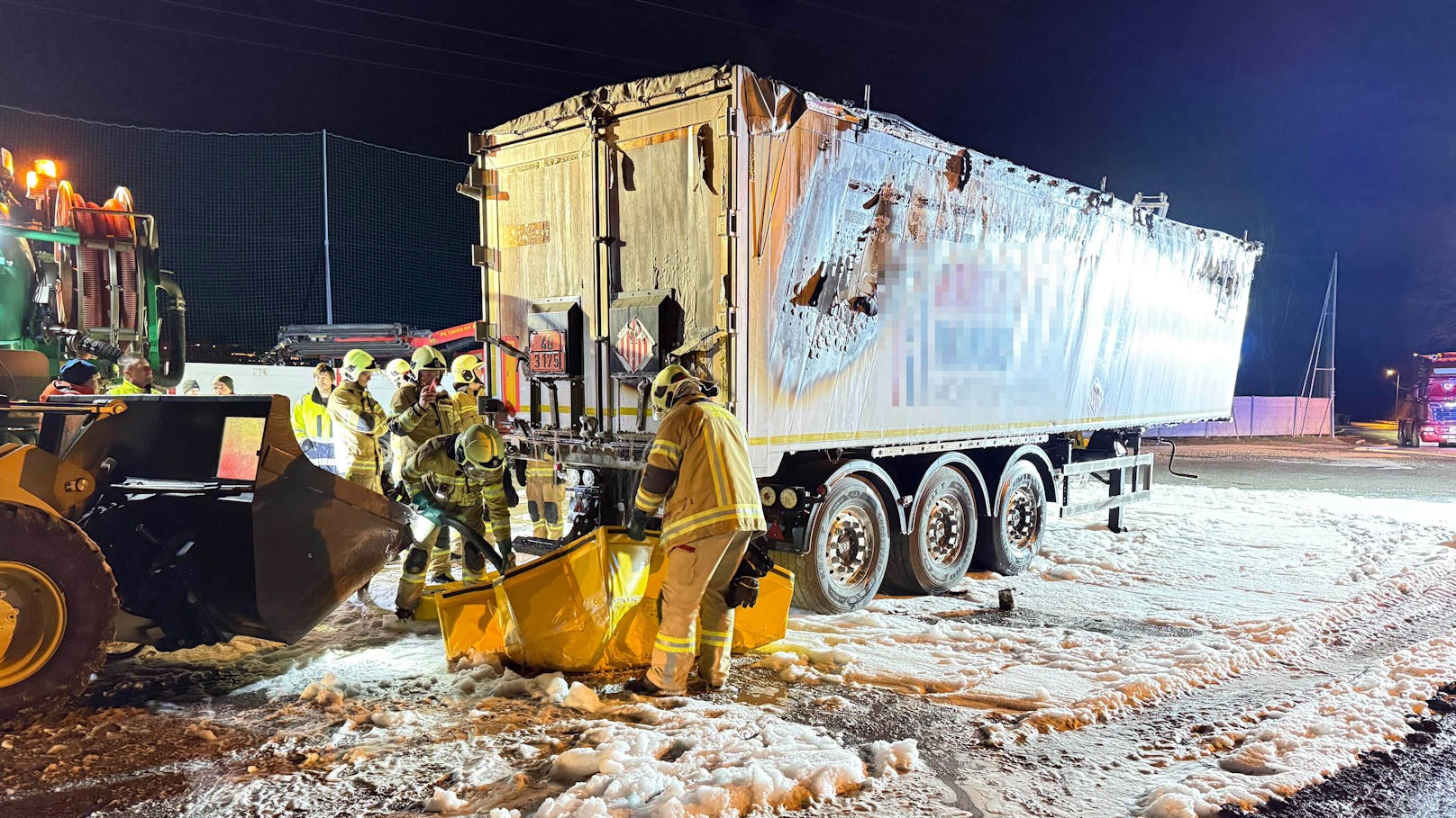 Beim Fußballplatz in Jenbach wurde am Donnerstag gegen 16:33 Uhr ein Lkw-Brand gemeldet. Die Feuerwehr rückte sofort aus, um das Feuer zu löschen.