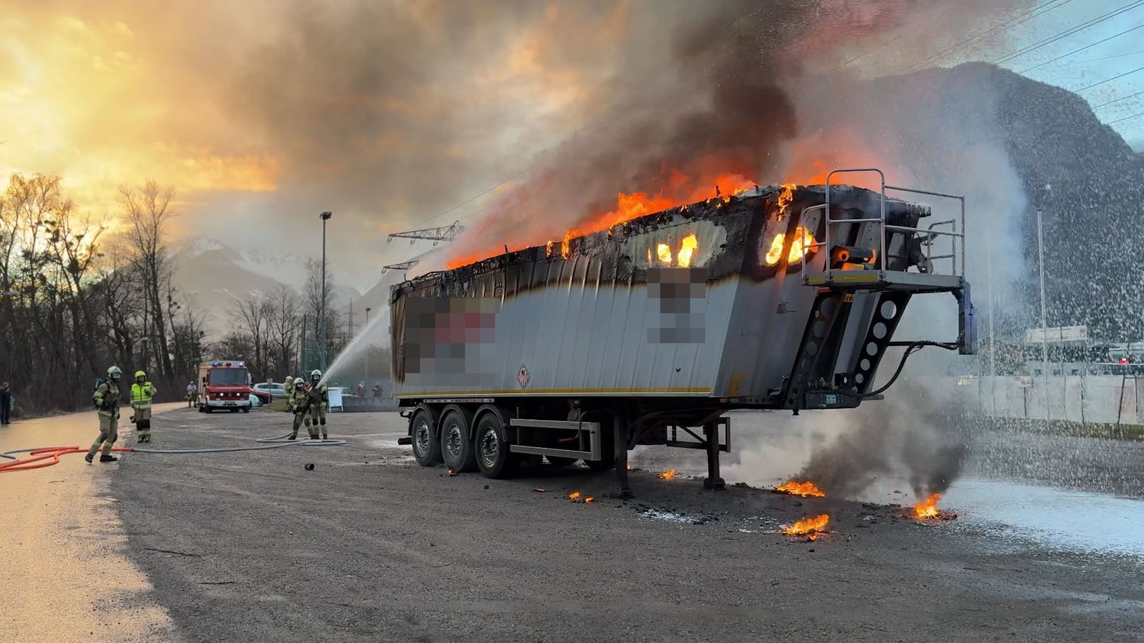 Beim Fußballplatz in Jenbach wurde am Donnerstag gegen 16:33 Uhr ein Lkw-Brand gemeldet. Die Feuerwehr rückte sofort aus, um das Feuer zu löschen.