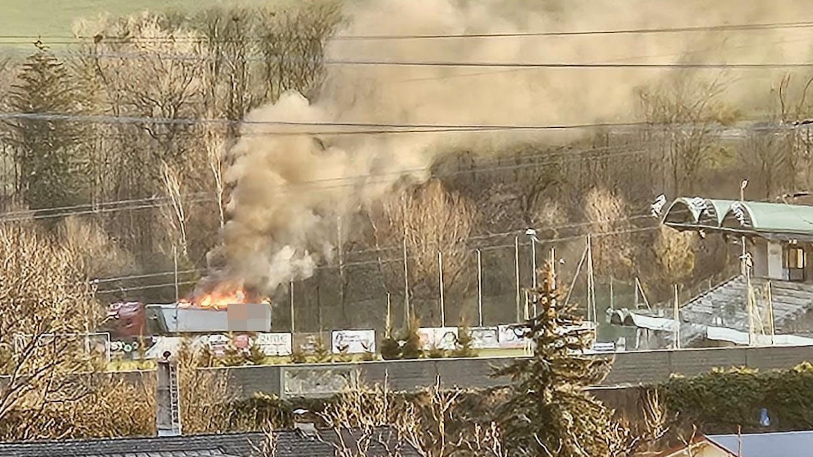 Beim Fußballplatz in Jenbach wurde am Donnerstag gegen 16:33 Uhr ein Lkw-Brand gemeldet. Die Feuerwehr rückte sofort aus, um das Feuer zu löschen.