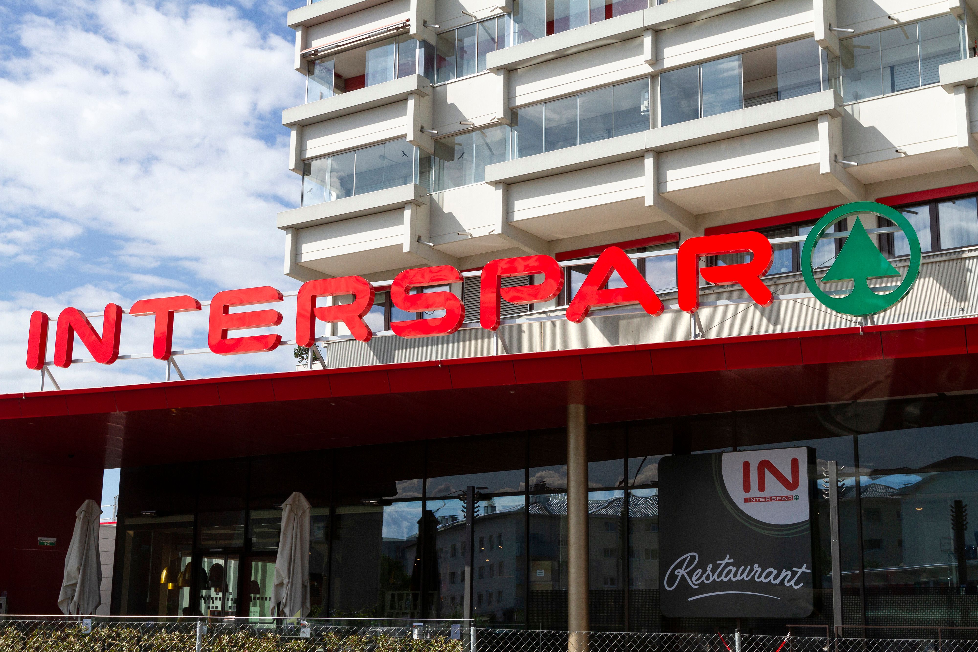 Logo auf einer Interspar-Filiale. Symbolbild
