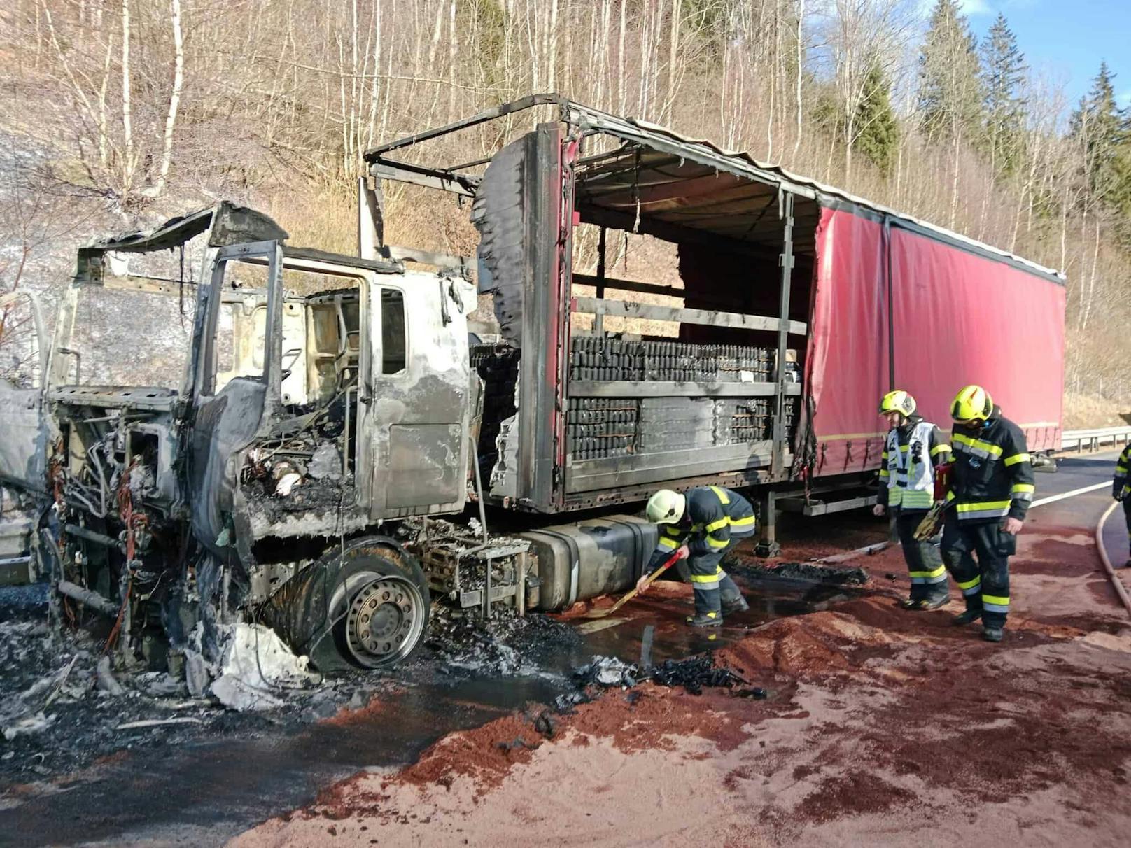 Der LKW brannte vollständig ab. 