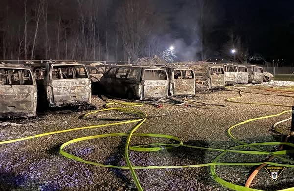 23 Dienstautos der Polizei standen in Vollbrand.