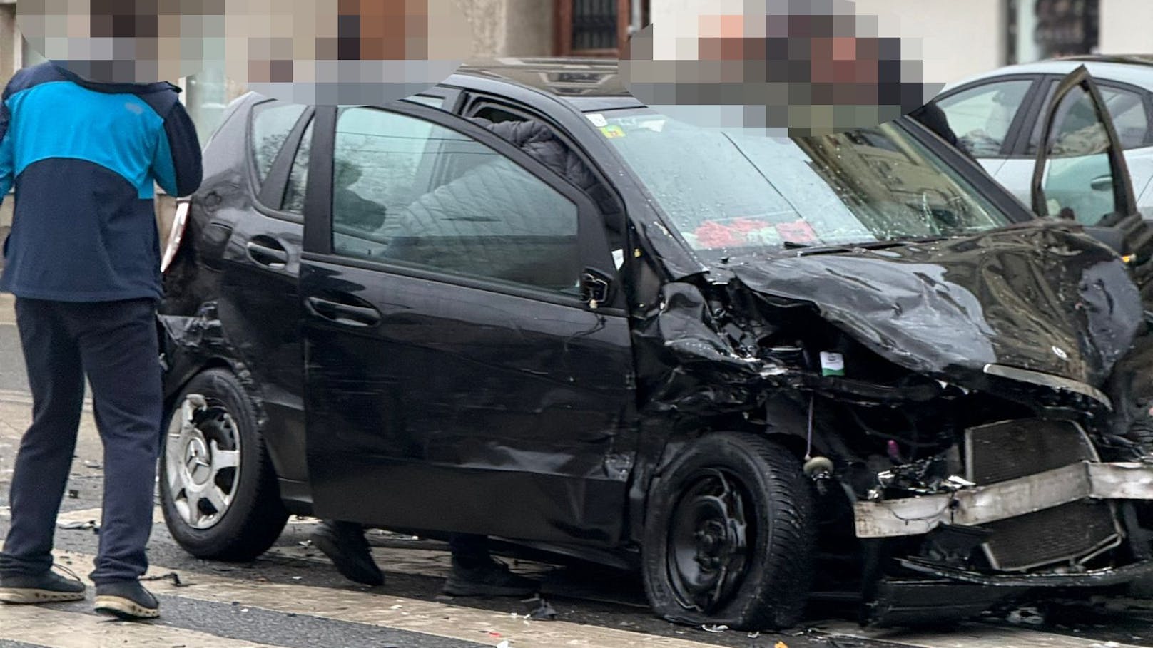 Eine Frau musste laut der Wiener Berufsfeuerwehr aus einem Auto befreit werden.