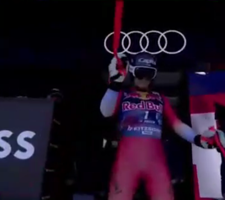 Stefan Rogentin schlägt die ORF-Drohne mit dem Stock in die Flucht.