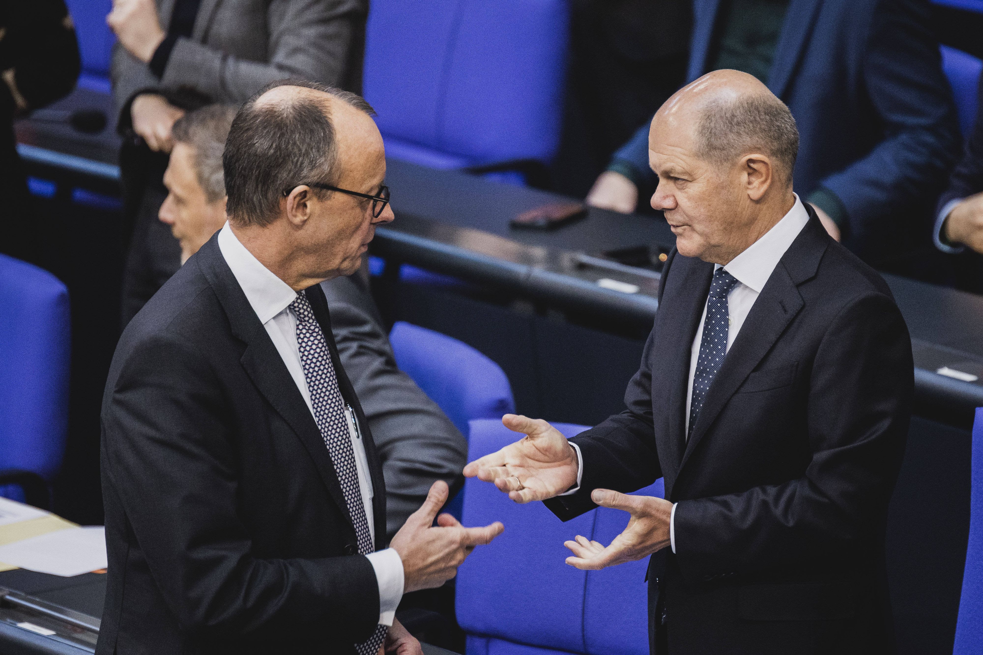 Deutschlands Bundeskanzler Olaf Scholz (rechts) wirft CDU-Chef Friedrich Merz (links) vor, Beamte zum Rechtsbruch aufzufordern. 