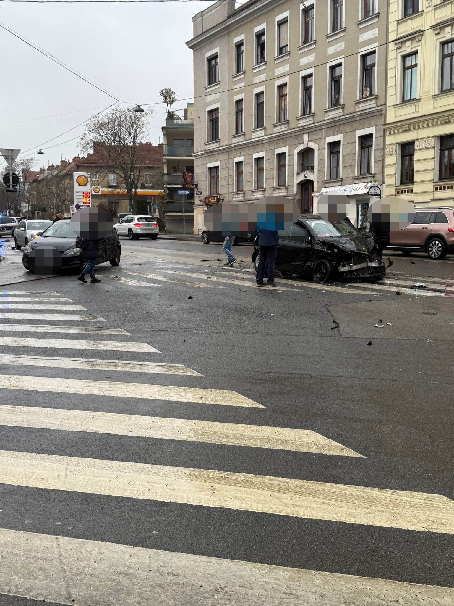 Kollision in Wien! Feuerwehr muss Frau aus Wrack retten.