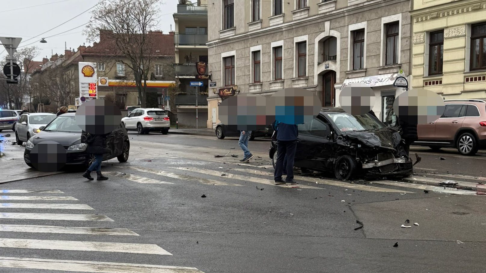 Frau kracht in fünf Autos – sie schwebt in Lebensgefahr