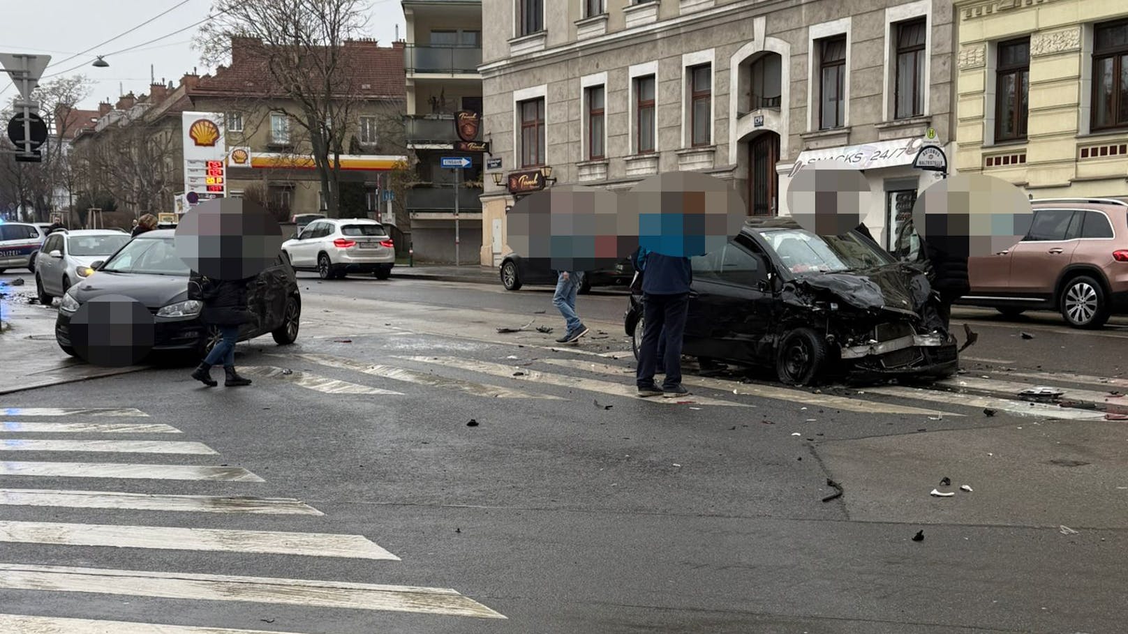 Schlimmer Unfall am Samstag in Wien-Döbling! Gegen 13.15 Uhr krachten mindestens zwei Autos auf der Heiligenstädter Straße Ecke Grinzinger Straße zusammen.