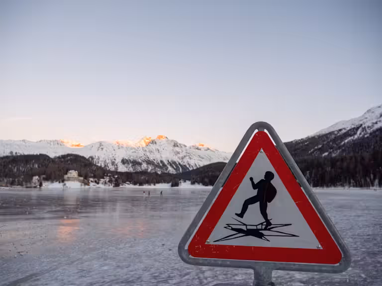Die beiden Eisläufer sind auf dem Weißensee eingebrochen. Symbolbild.