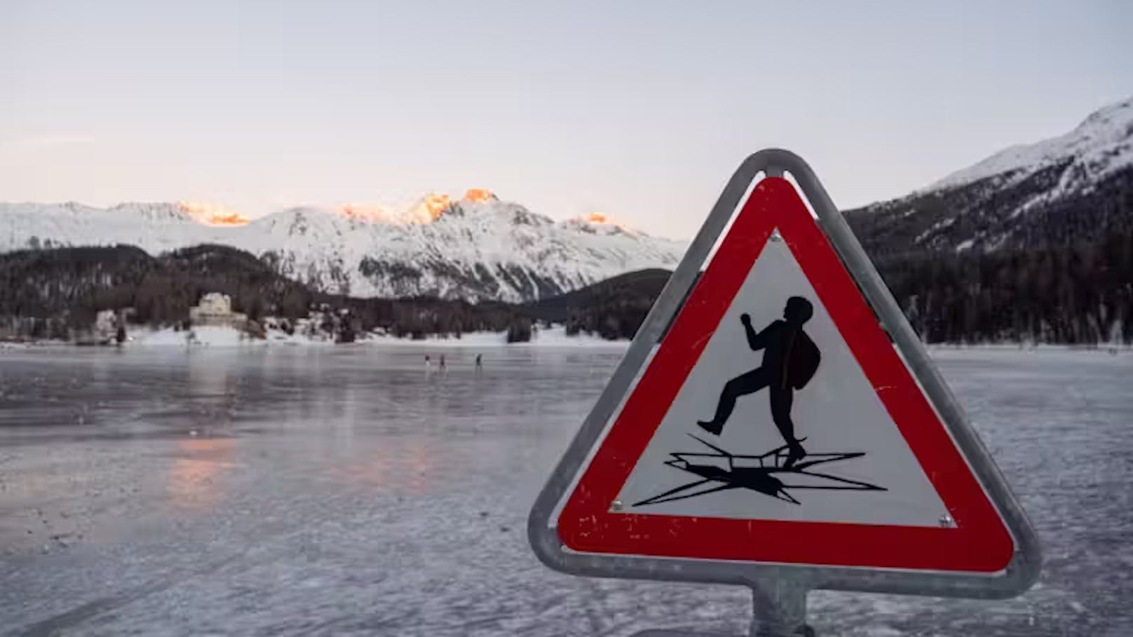 Minutenlang im Wasser – Eisläufer aus See gerettet