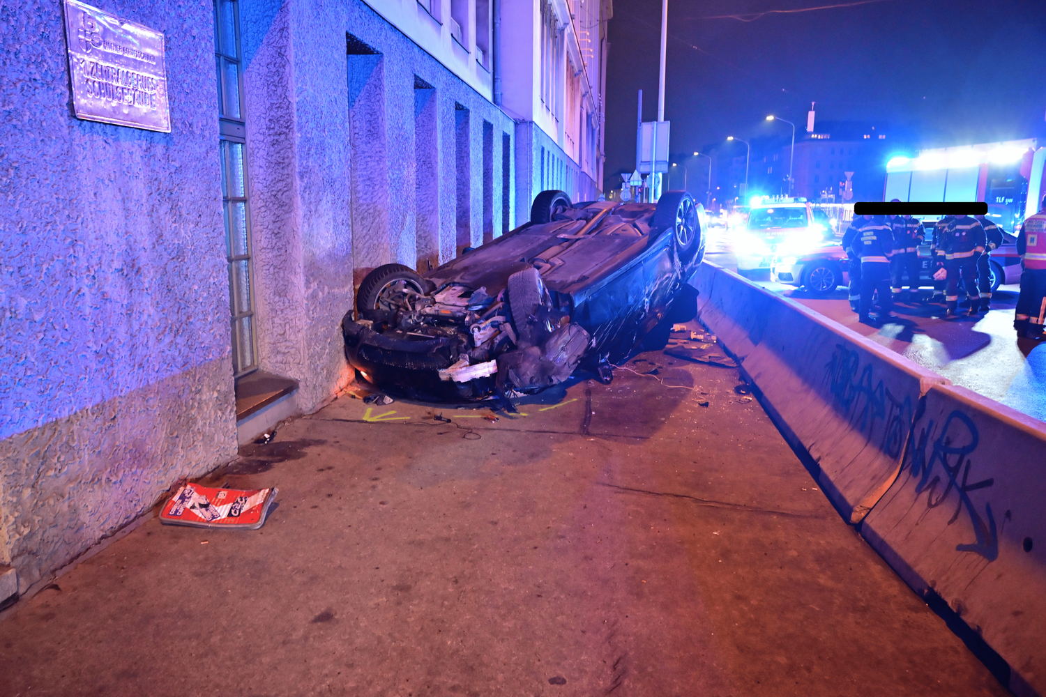 Das Fahrzeug kam von der Fahrbahn ab, überschlug sich und wurde gegen eine Hauswand geschleudert.