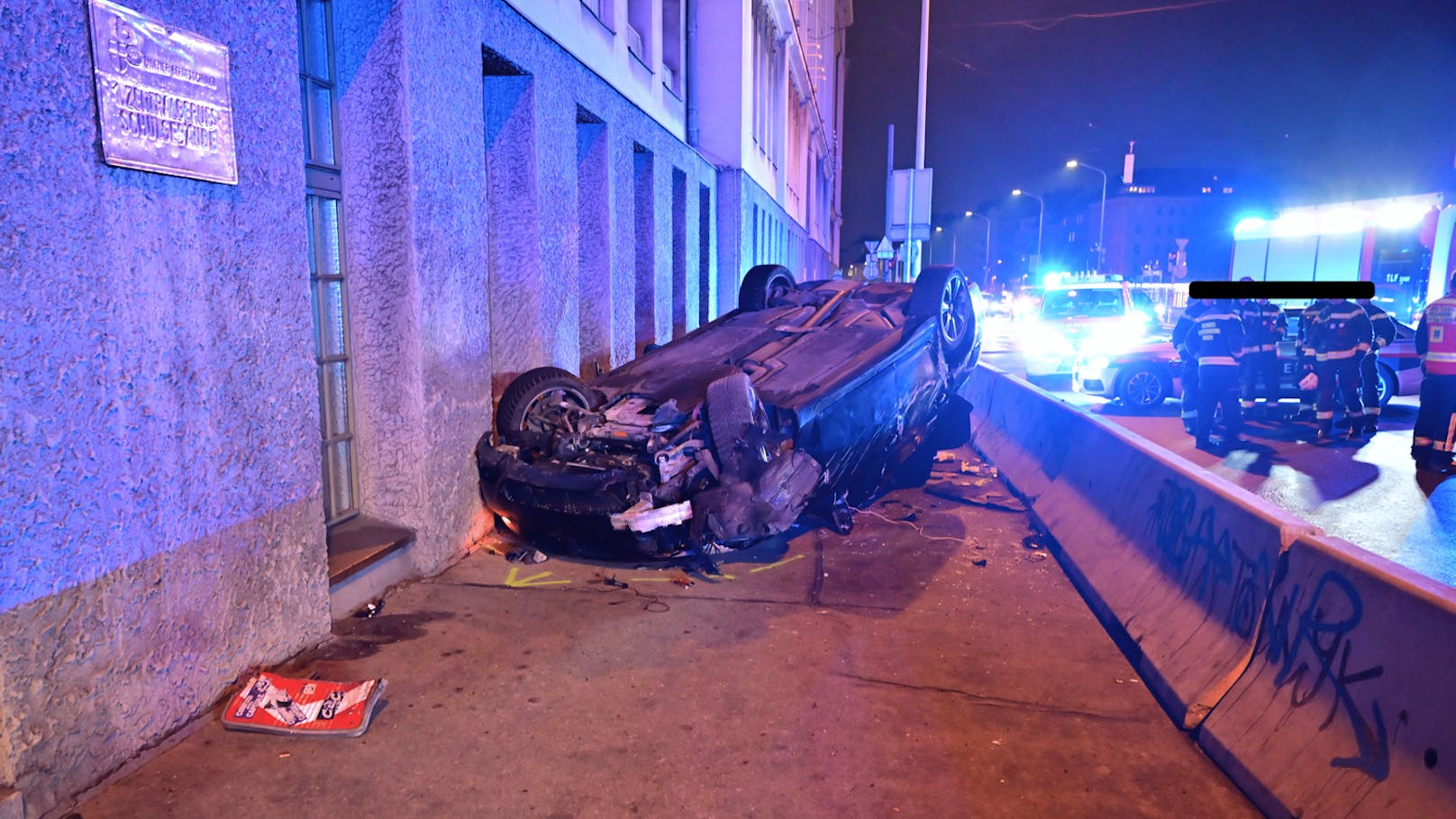 Das Fahrzeug kam von der Fahrbahn ab, überschlug sich und wurde gegen eine Hauswand geschleudert.