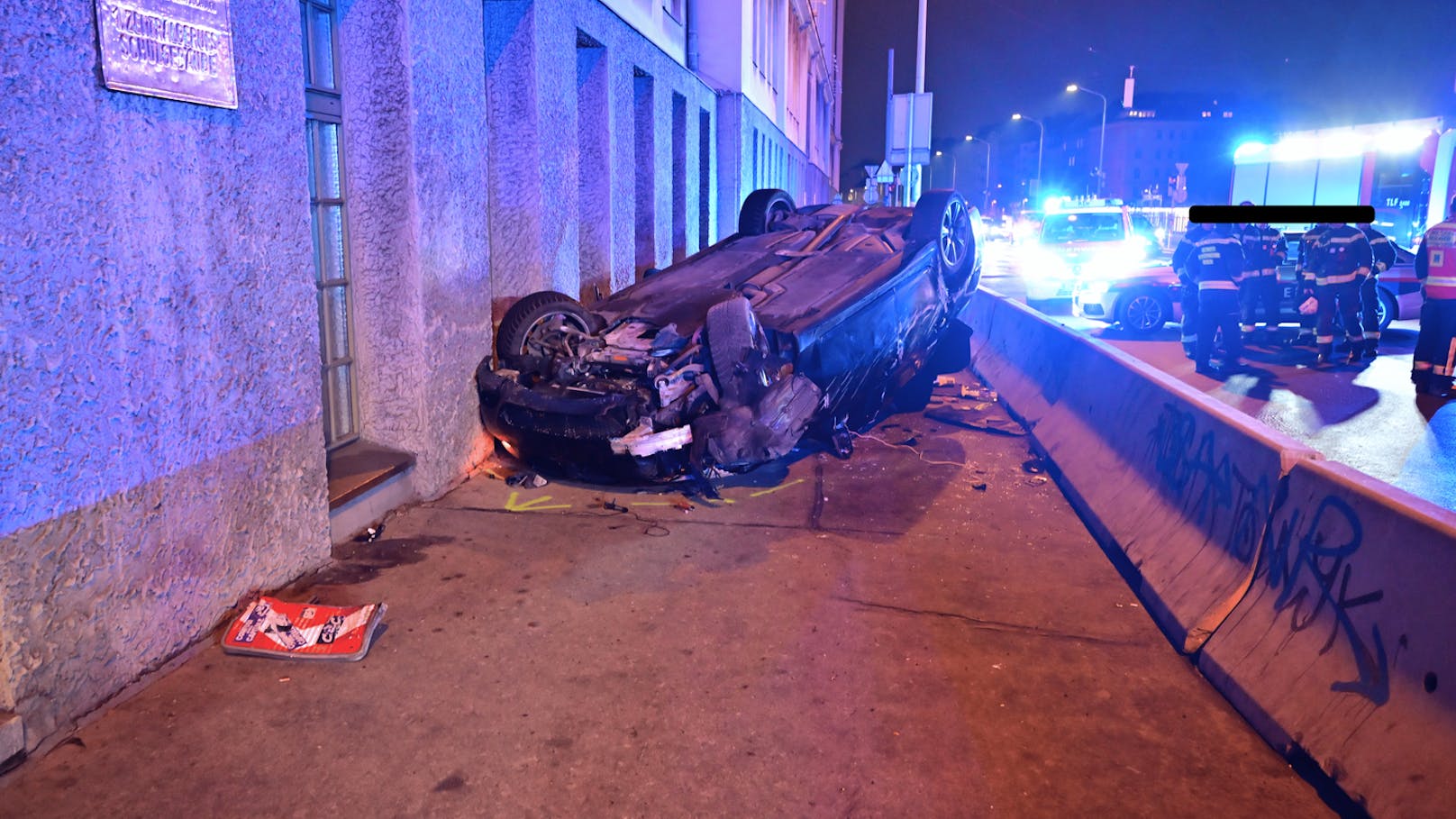 Heftiger Gürtel-Crash in Wien! Teenie rast in Hausmauer