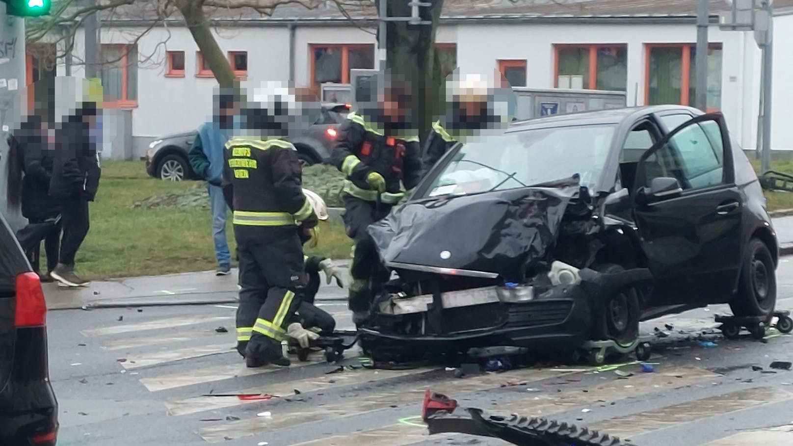 Kollision in Wien! Feuerwehr muss Frau aus Wrack retten