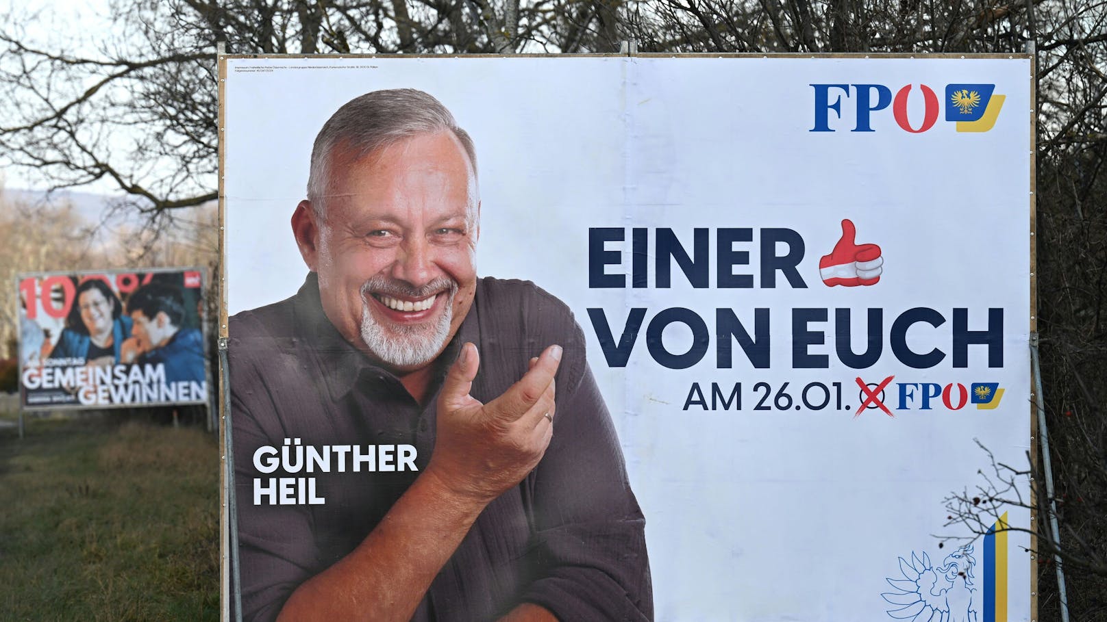 Ein Wahlplakat von Günter Heil (FPÖ) und Bürgermeisterin Sabrina Divoky (SPÖ) in Traiskirchen.