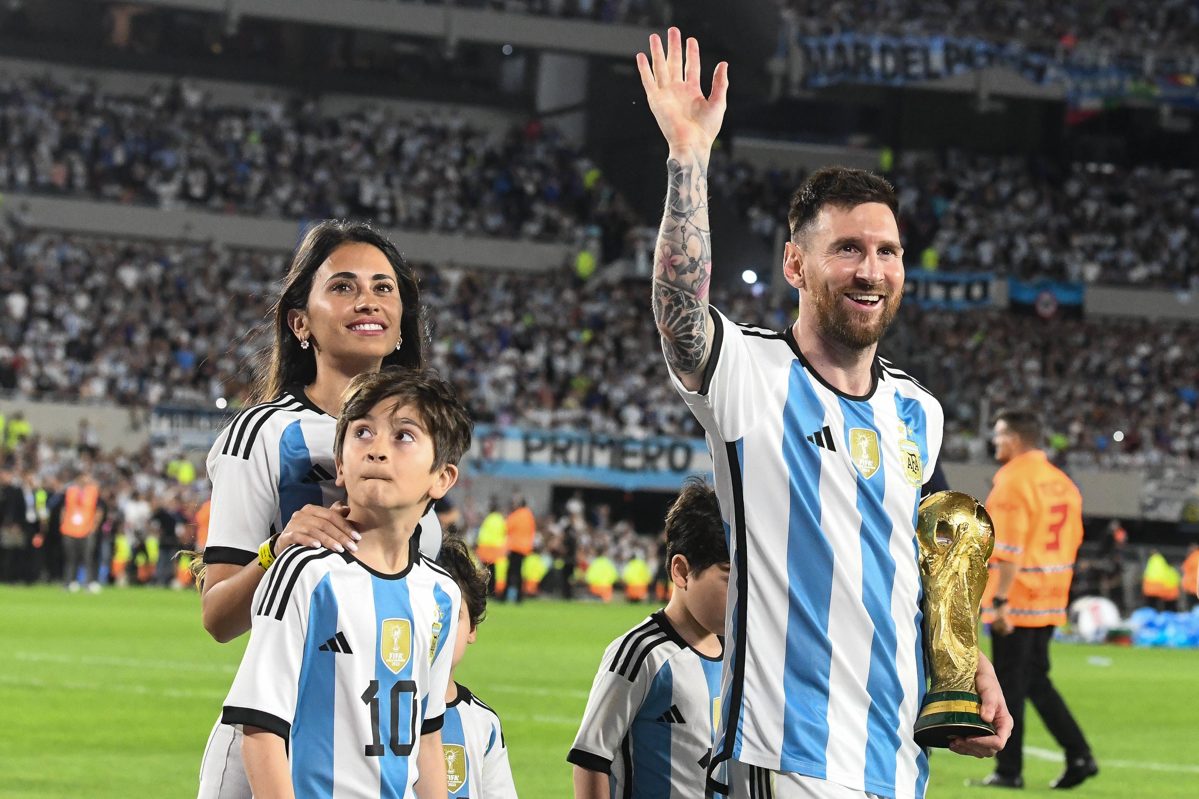 Messi kehrt mit seiner Frau und seinen Kindern nach Spanien zurück.