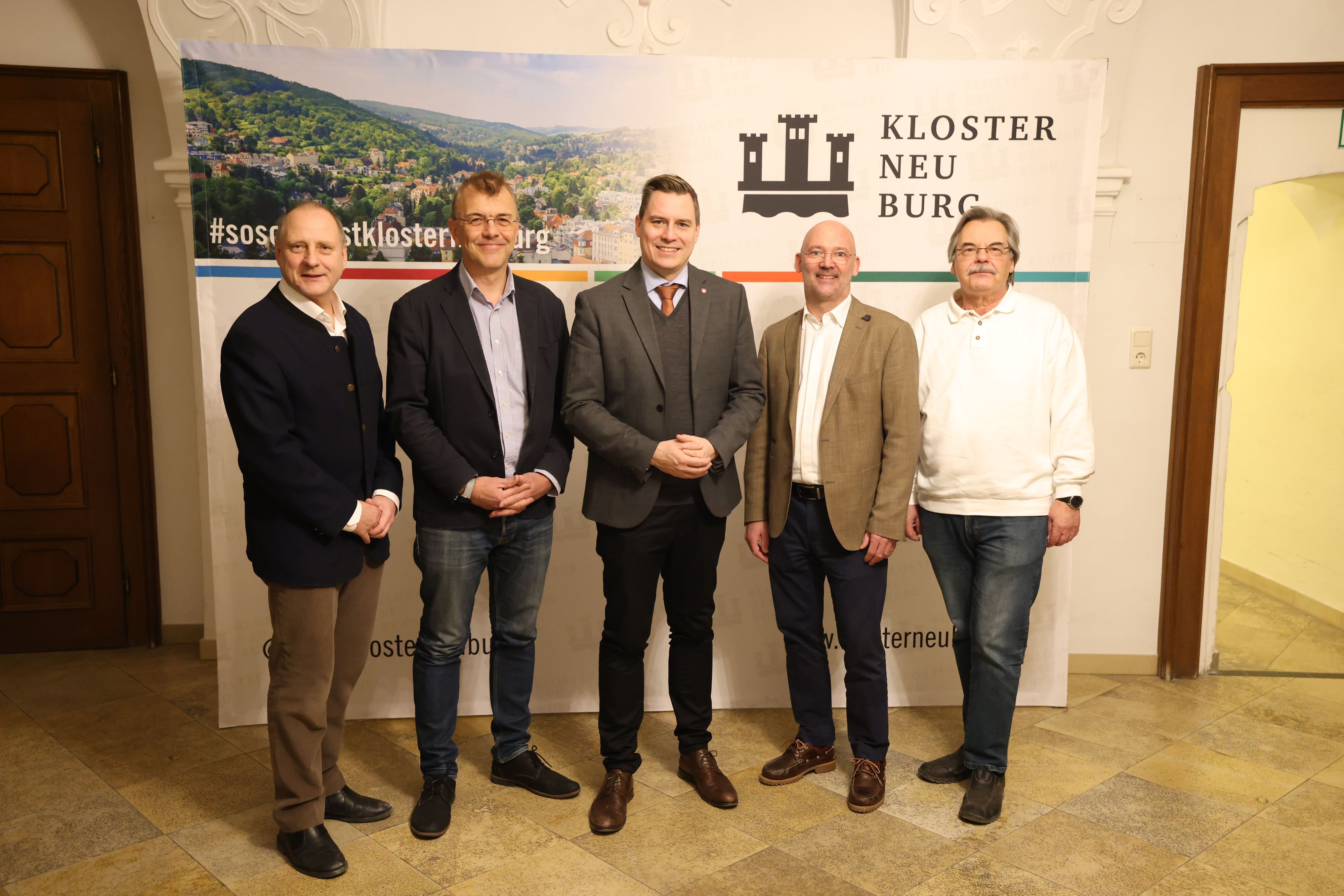 Stadtrat Stefan Herberger, Johannes Edtmayer (Grüne), Bürgermesiter Christoph Kufmann (ÖVP), Christian Schwarz (Neos) und Josef Pitschko (FPÖ) am Wahlsonntag in Klosterneuburg (v.l.n.r.).