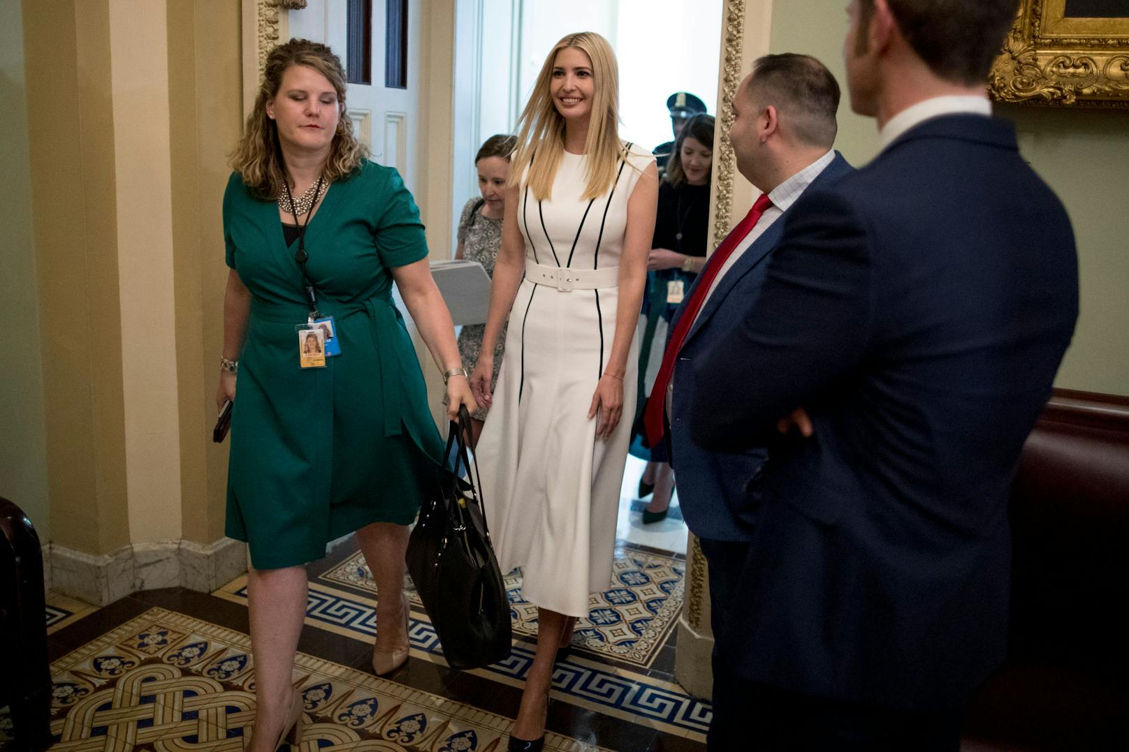 Tatsächlich gab es diese Stil-Kopien aber auch andersrum bereits. So trug Ivanka Trump am 25. Juni 2019 dieses weiße Kleid...