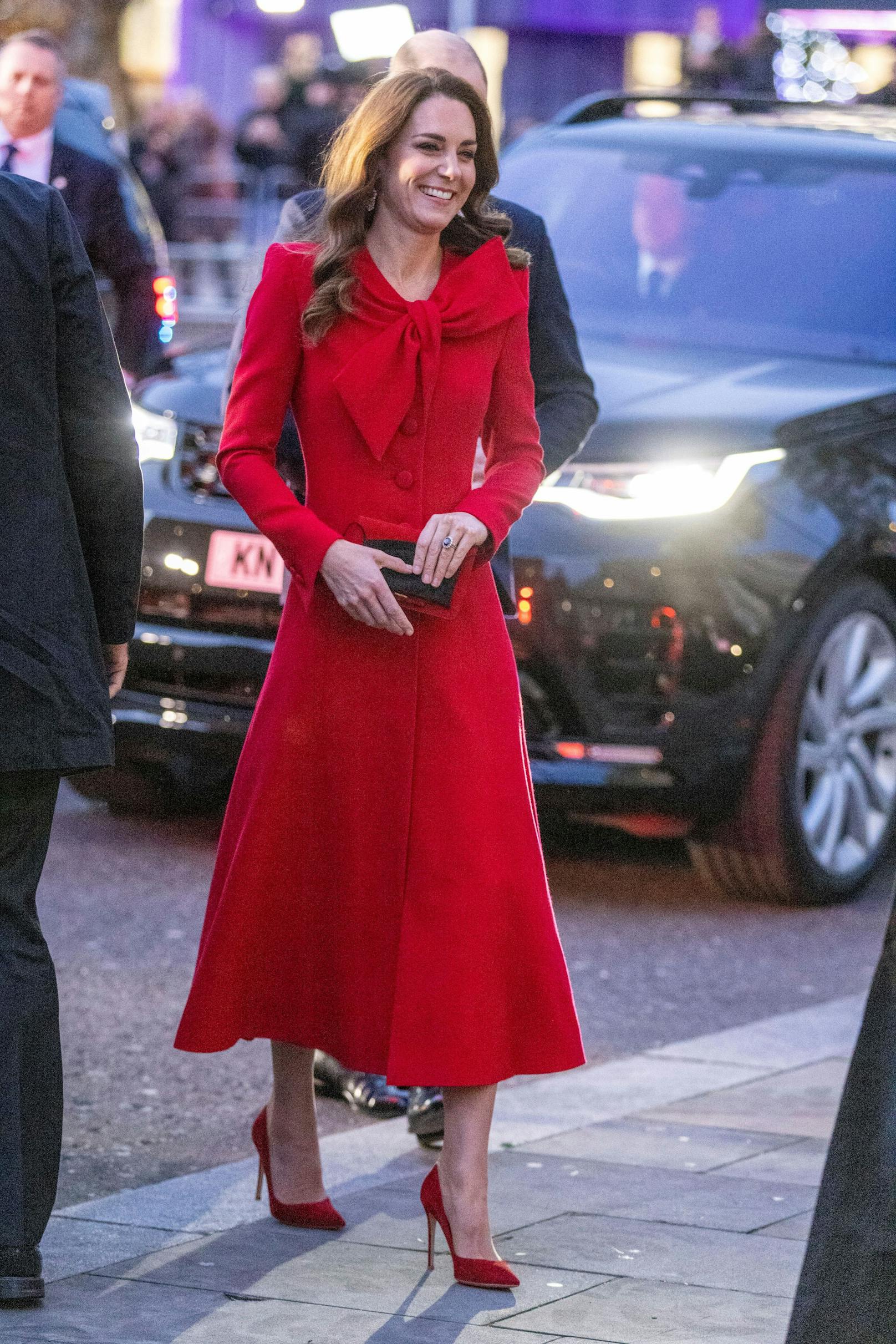 Prinzessin Kate hatte bei ihrem Weihnachtskonzert am 8. Dezember 2021 ein fast identes Outfit an.