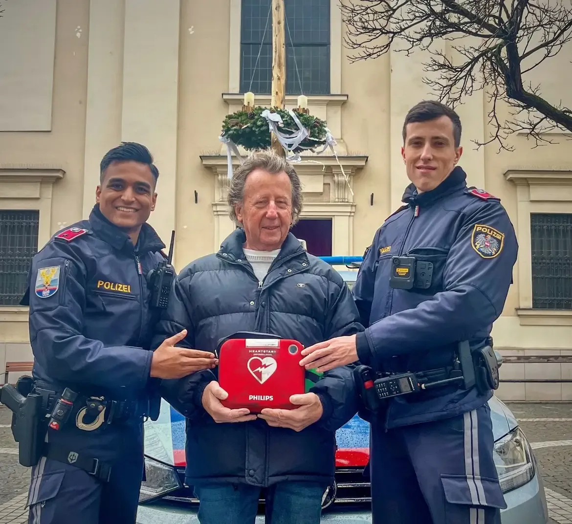 Mithilfe eines Defibrillators konnten Polizist Ashwin (links) und&nbsp; Polizeischüler Stefan das Leben von Erwin retten.