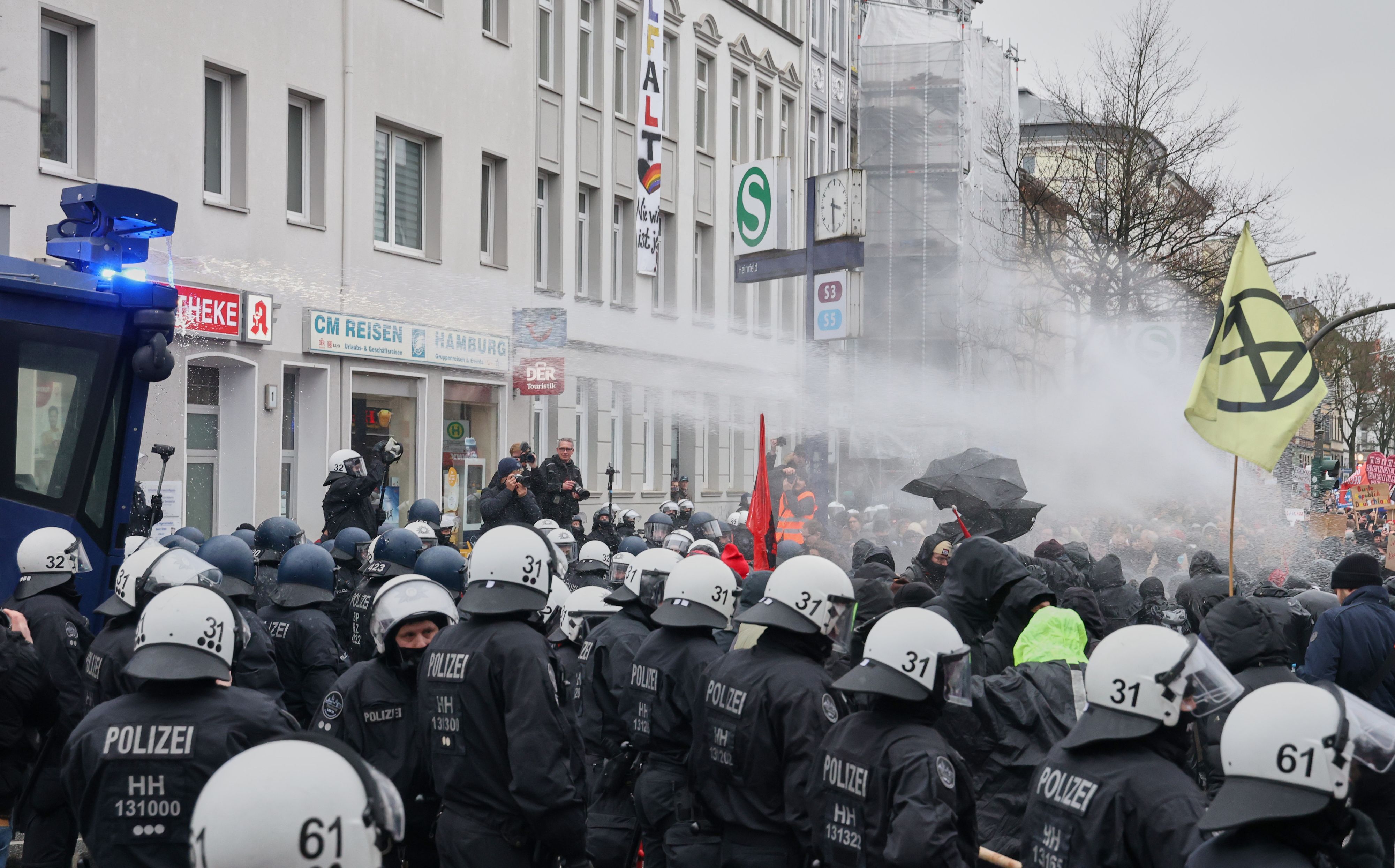 Die Polizei setzte einen Wasserwerfer gegen die Demonstranten ein.