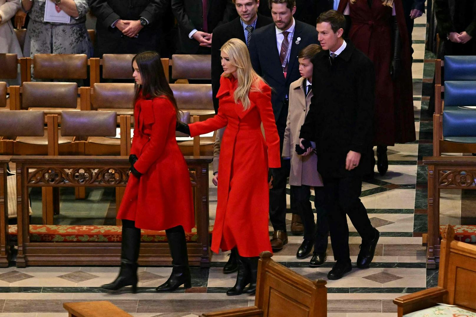 Ivanka Trump beim National Prayer Service at the Washington National Cathedral in Washington am 21. Jänner 2025 in einem roten Mantel samt prominenter Schleife.