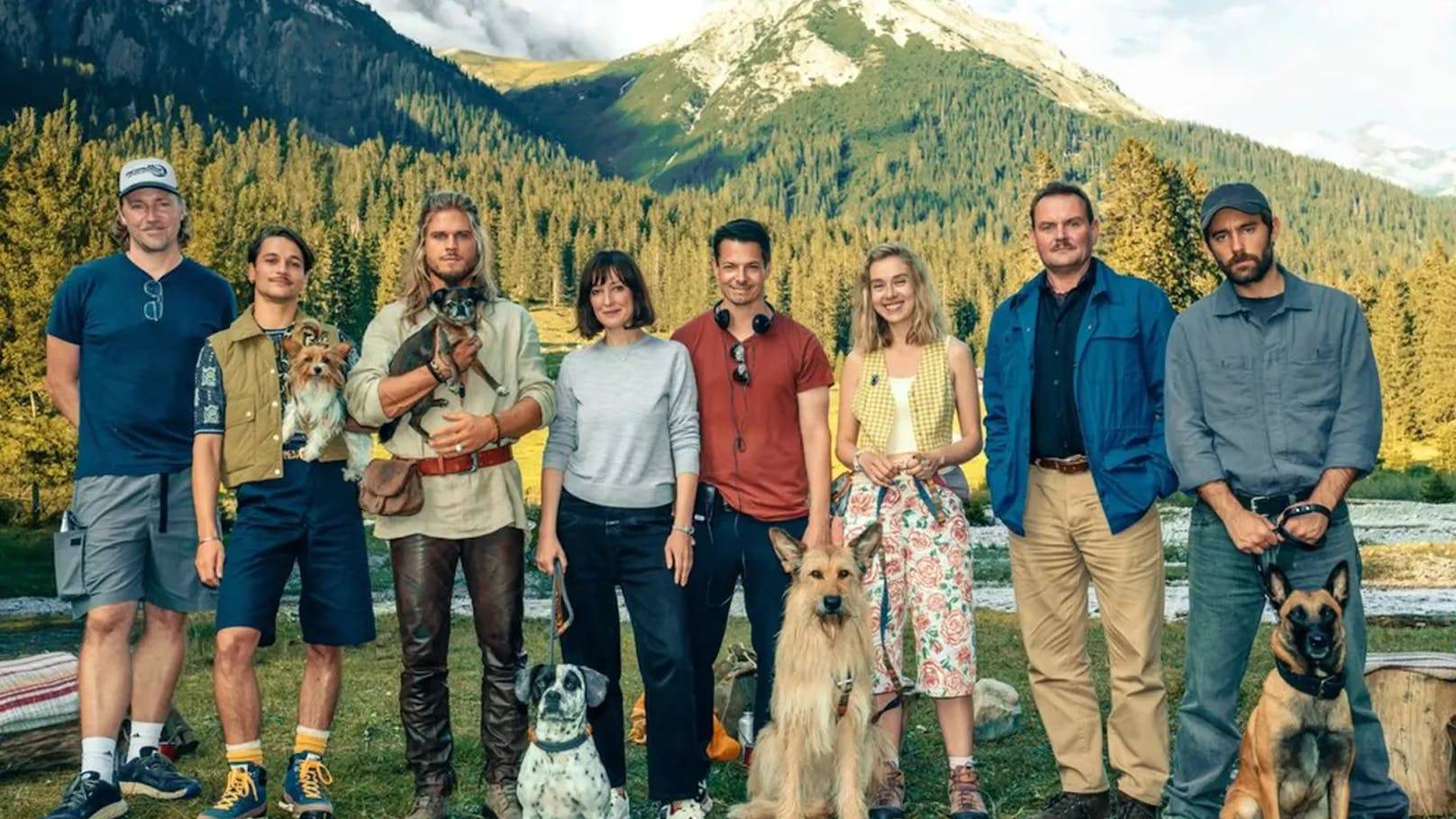 Rúrik Gíslason (dritter von links) am Netflix-Filmset in Tirol