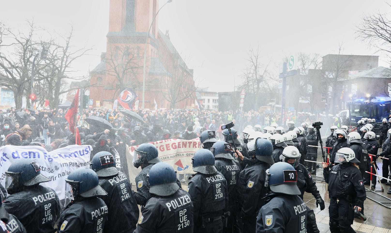 Die Polizei setzte mehrfach Pfefferspray und Wasserwerfer ein.