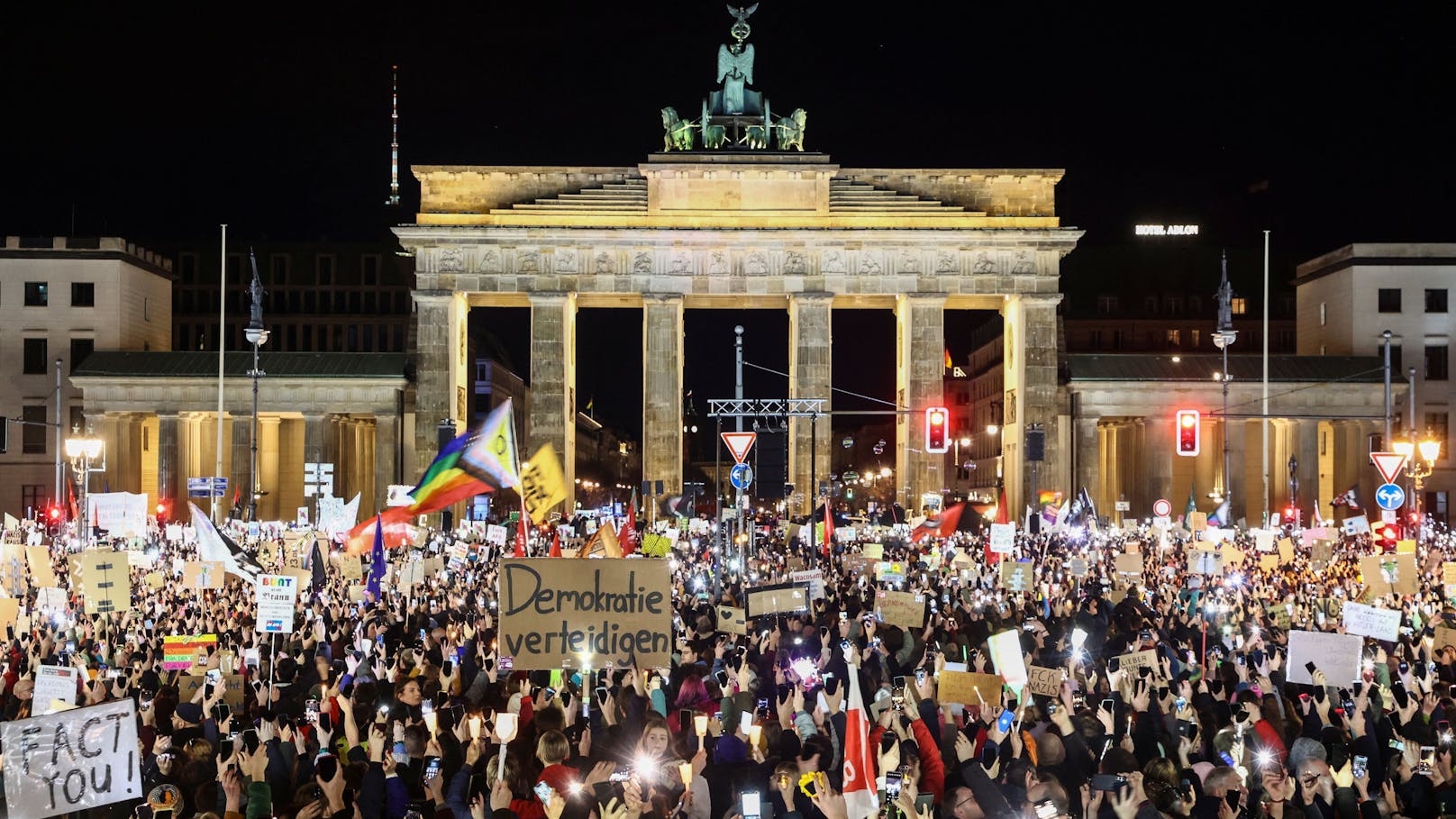 Zehntausende Menschen in Köln und Berlin auf der Straße