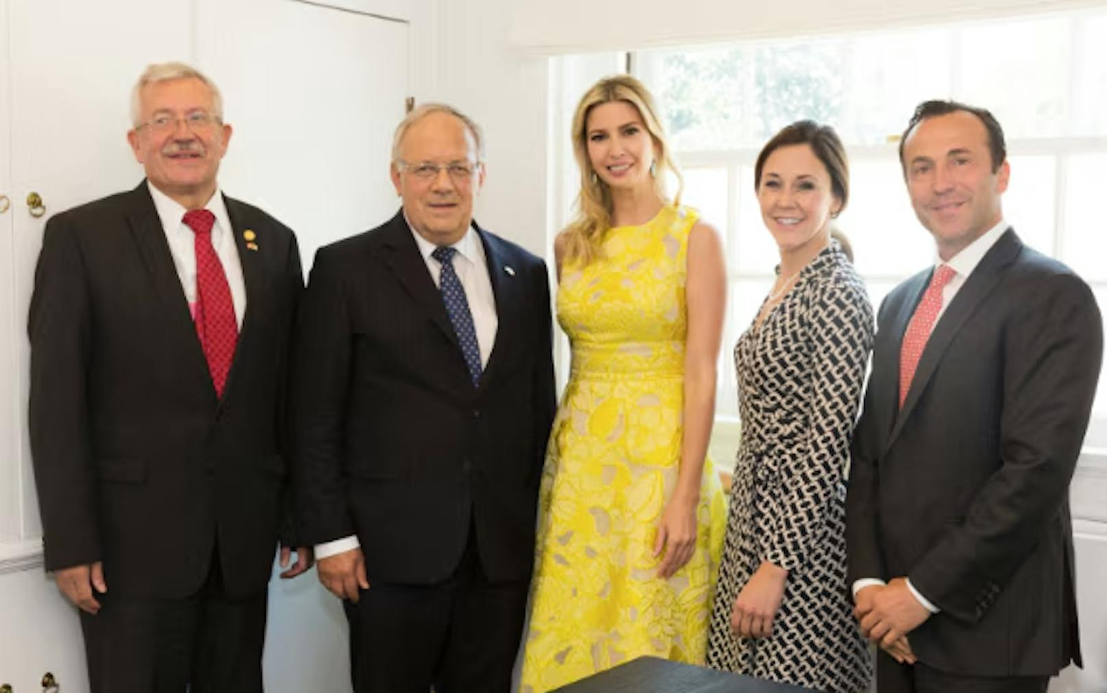 Ivanka Trump hatte bei einem politischen Treffen am 18. Juli 2017 dieses Kleid mit gelben Blumenmustern an.