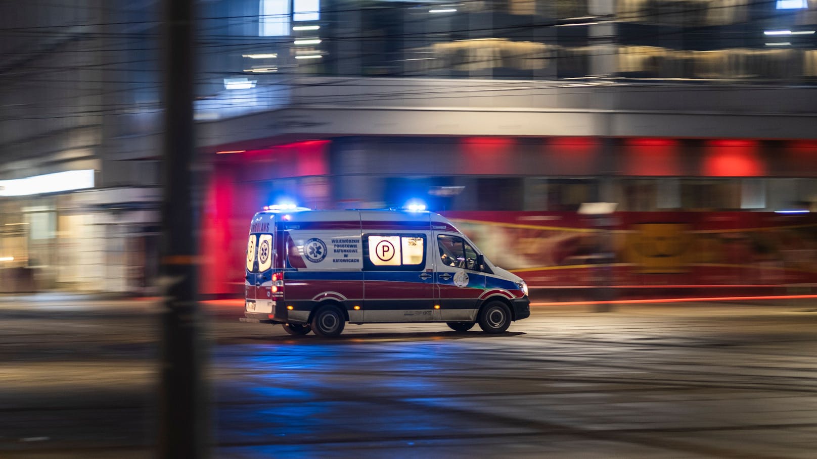 Betrunkener ruft Rettung, tötet Sanitäter mit Messer