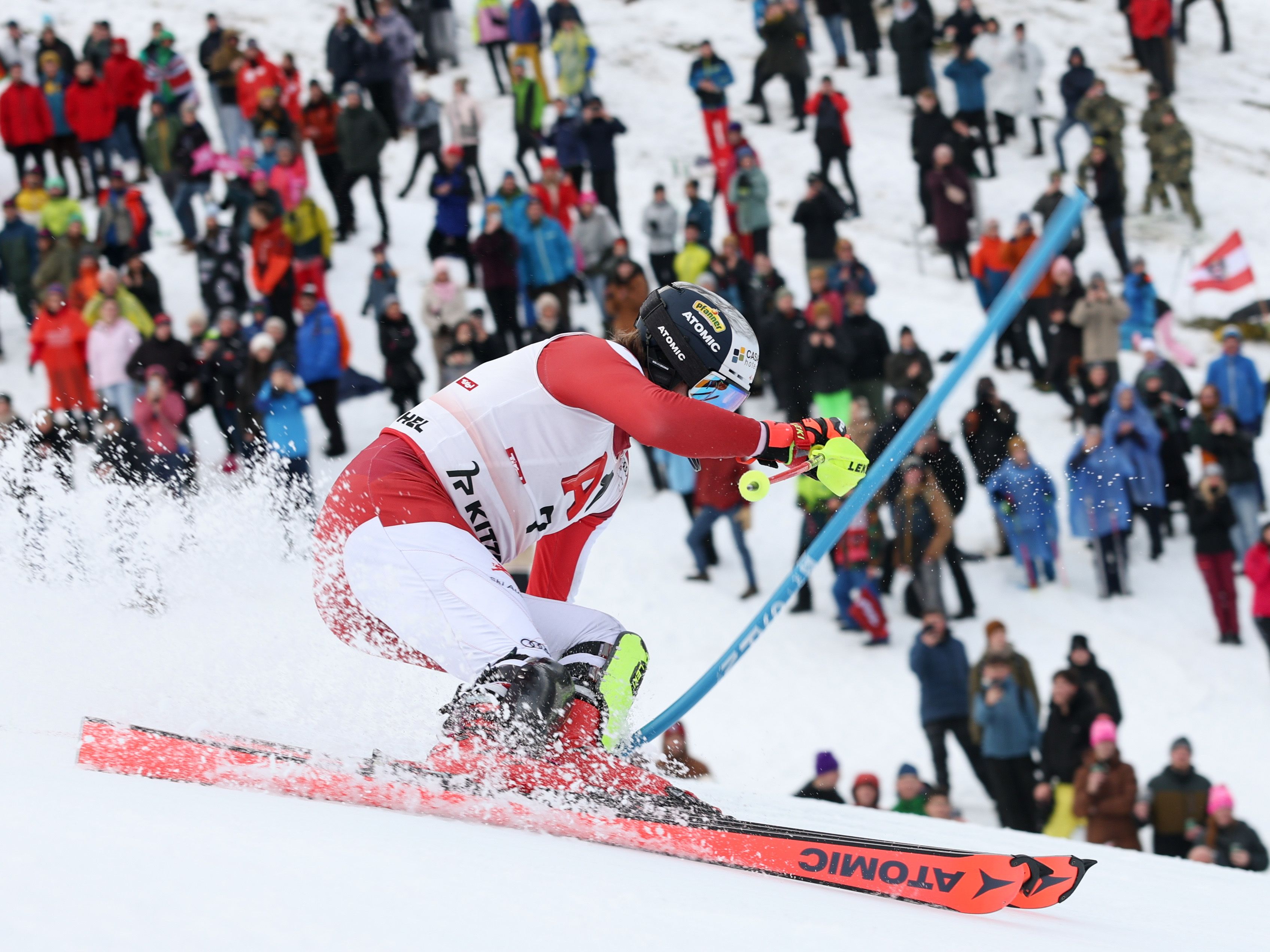 Manuel Feller lag bereits im Schnee, konnte einen Ausfall artistisch vermeiden.