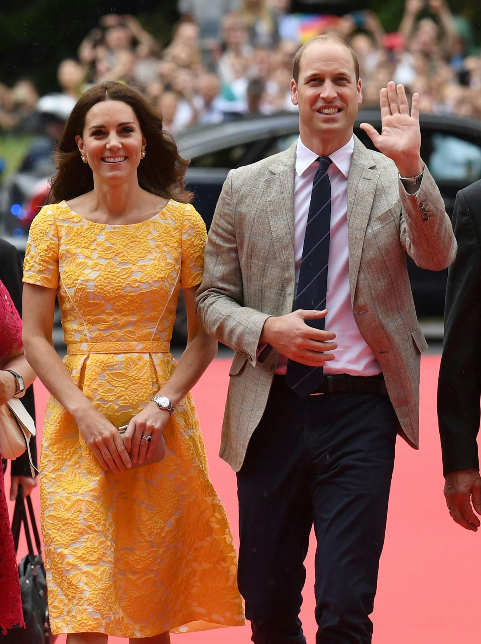 Nur zwei Tage später sah man Prinzessin Kate bei einem Besuch in Deutschland am 20. Juli 2017 mit einem sehr ähnlichen Outfit.